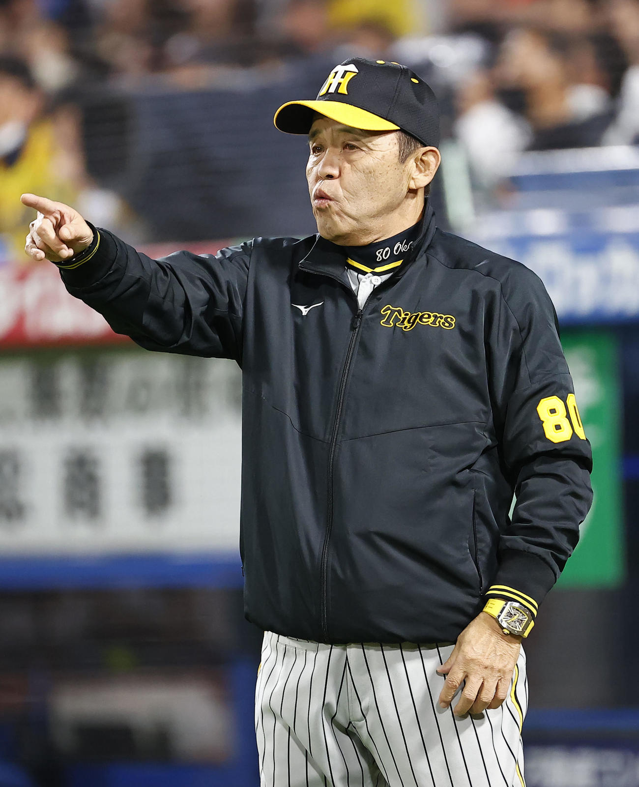 阪神対ヤクルト　9回表阪神2死三塁、代走を告げる阪神岡田監督（撮影・藤尾明華）