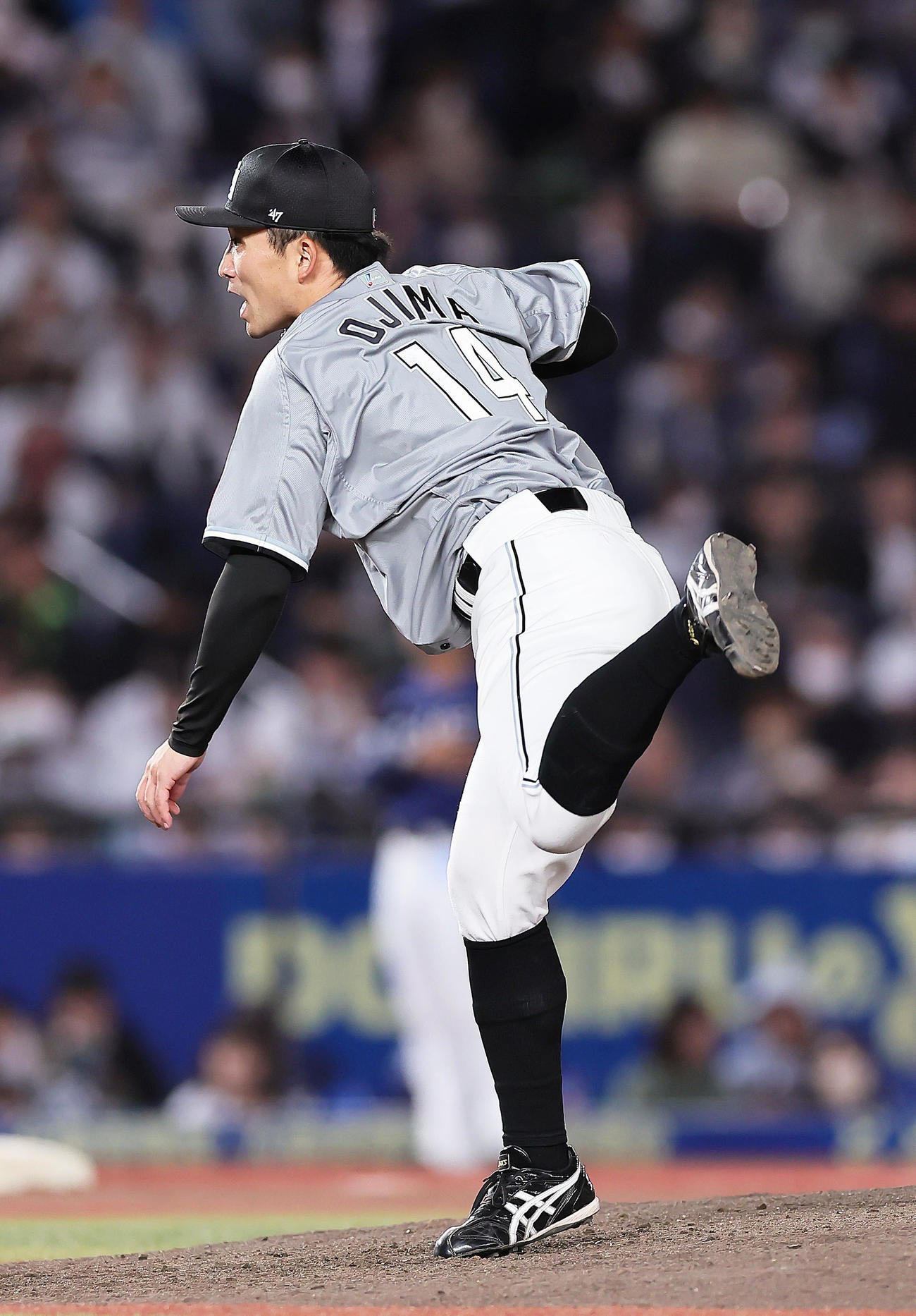 ロッテ対西武　ロッテ先発の小島（撮影・足立雅史）