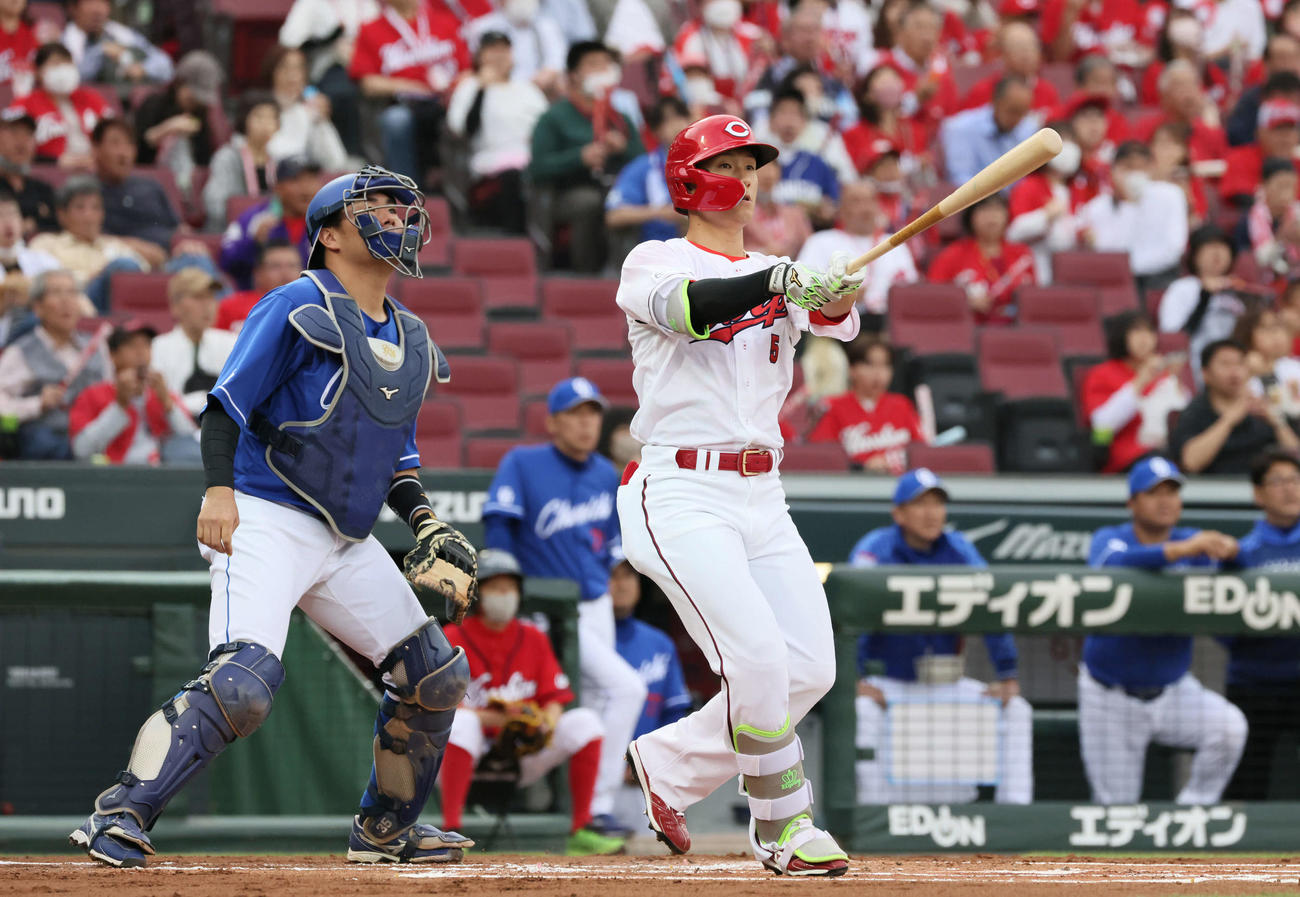 広島対中日　1回裏広島無死一塁、西川は先制右越え2点本塁打を放つ（撮影・加藤孝規）