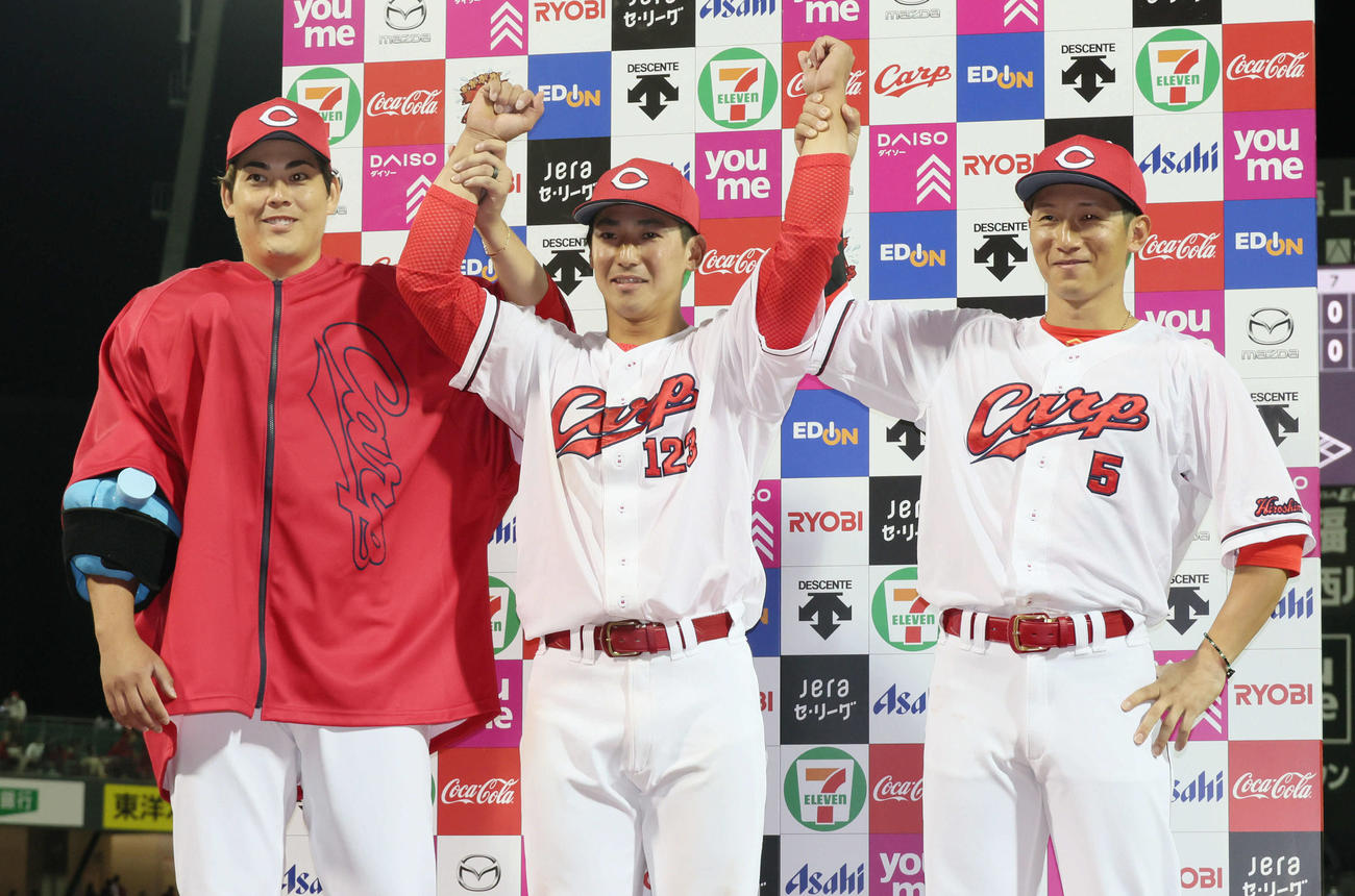 広島対中日　お立ち台でポーズを決める左から九里、中村貴、西川（撮影・加藤孝規）