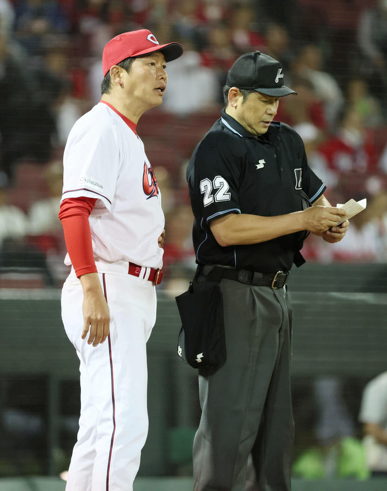 9回表、交代をつげる新井監督（撮影・加藤孝規）