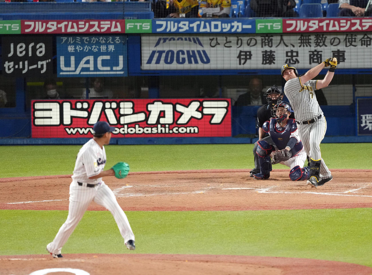 ヤクルト対阪神　9回表阪神2死、三塁打を放つノイジー。投手田口（撮影・狩俣裕三）