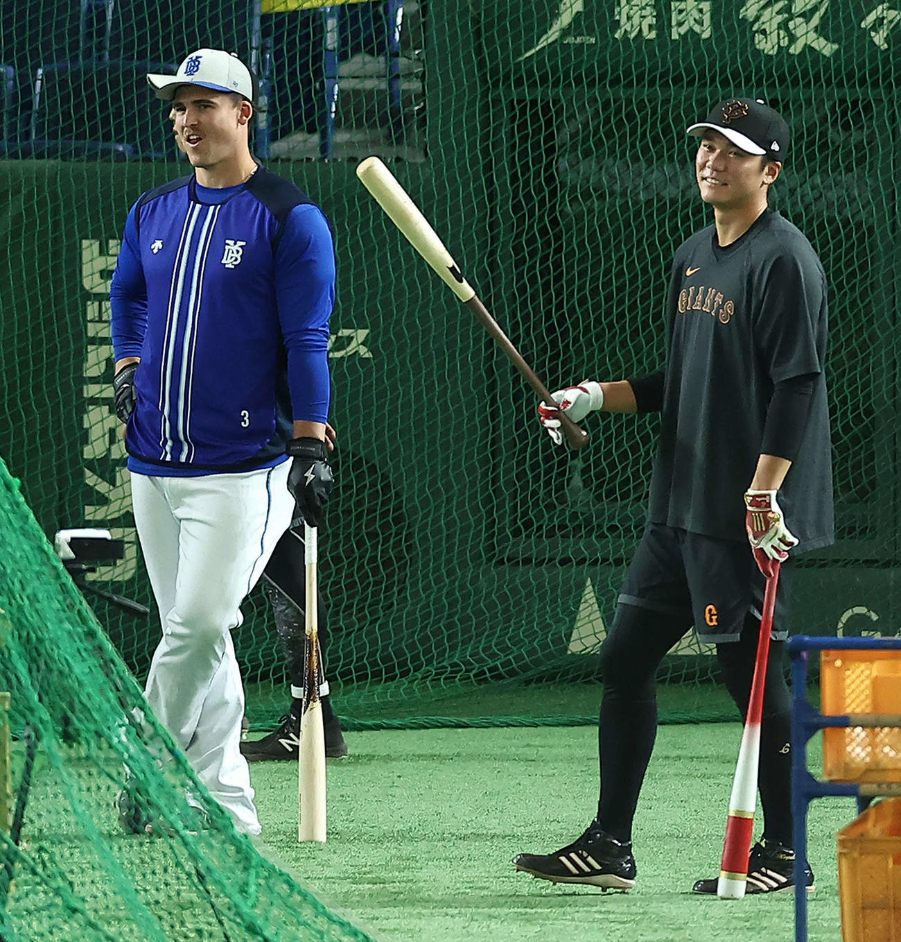 巨人対DeNA　試合前、言葉を交わすDeNAオースティン（左）と巨人坂本（撮影・河田真司）