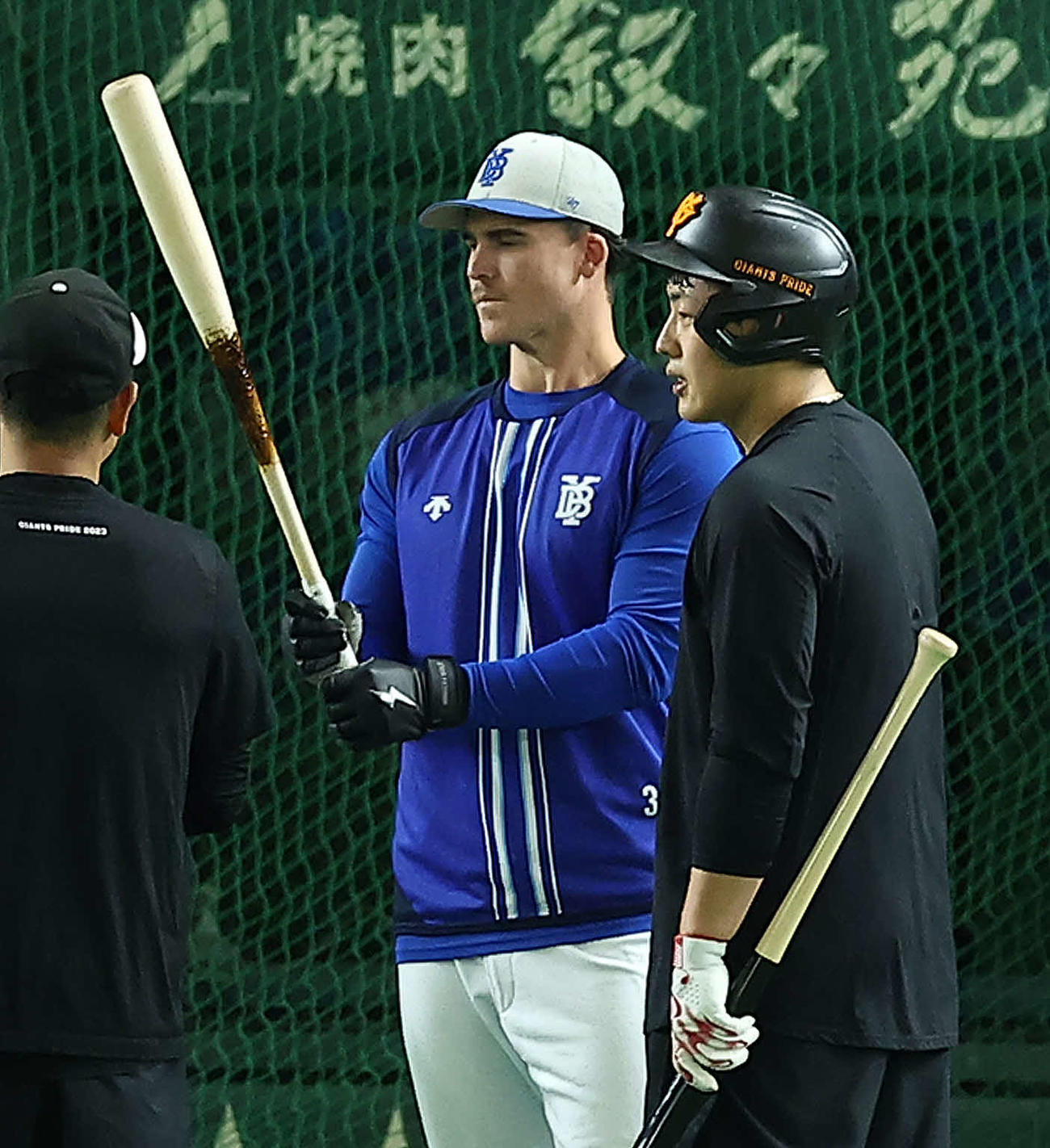 巨人対DeNA　試合前、DeNAオースティン（左）と言葉を交わす巨人岡本和（撮影・河田真司）