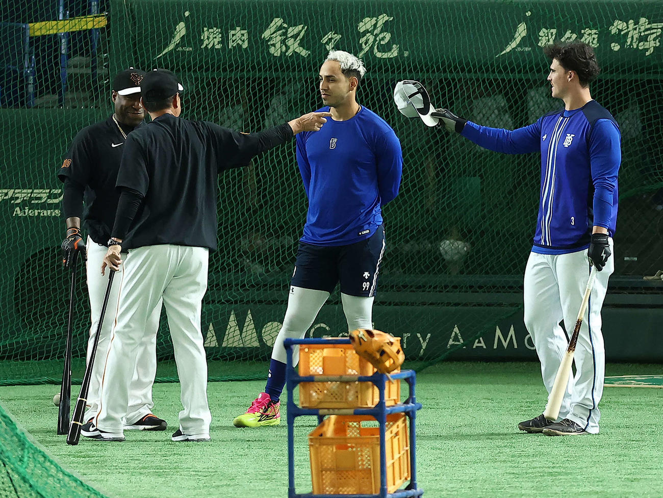 巨人対DeNA　試合前、巨人原監督（左）と言葉を交わすDeNAソト（中央）とオースティン（撮影・河田真司）