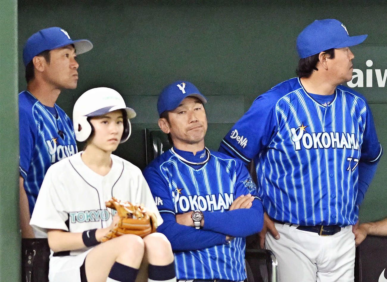 巨人対DeNA 9回表、ベンチでさえない表情のDeNA三浦監督（中央）（撮影・滝沢徹郎）