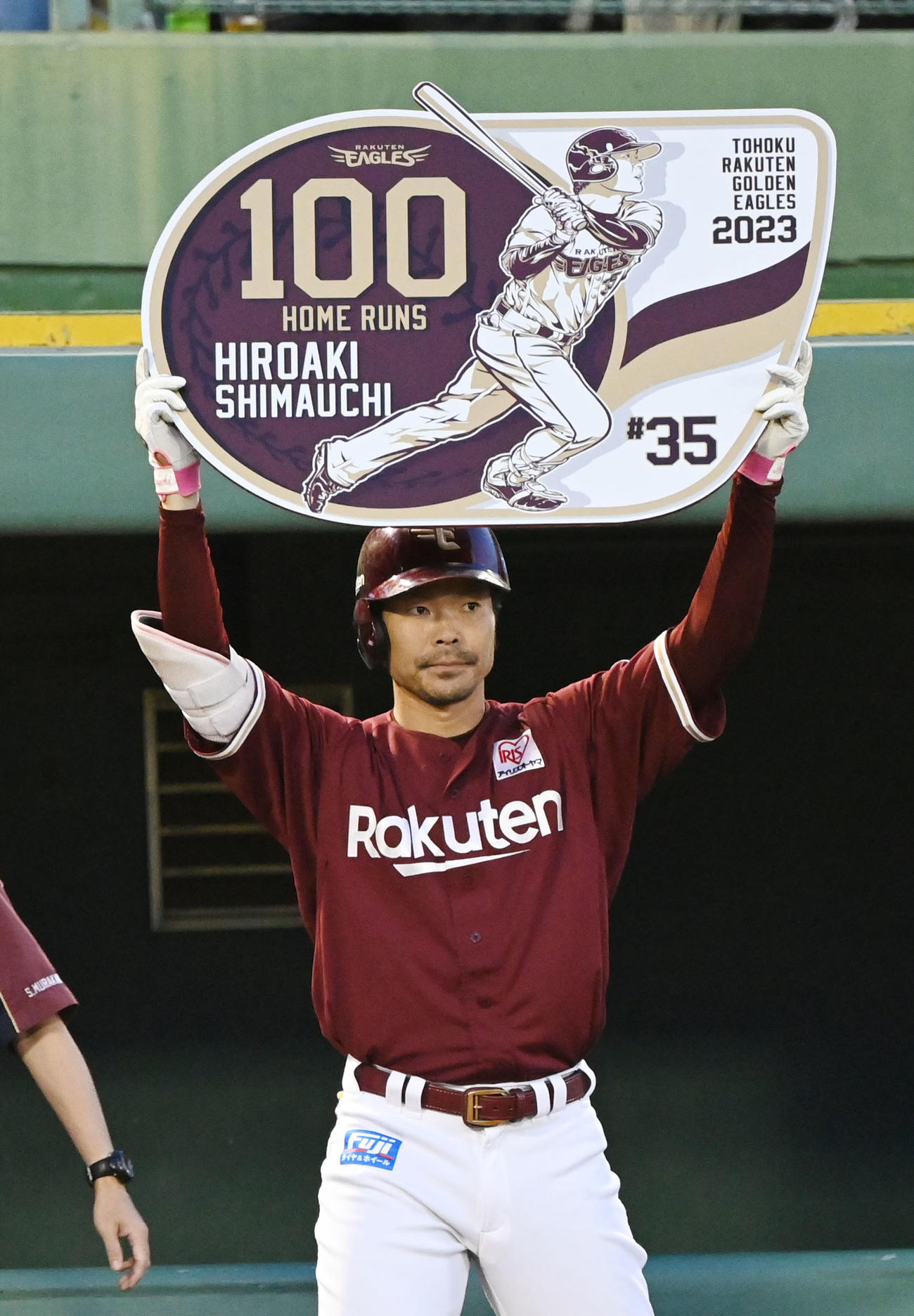 オリックス対楽天　4回表楽天2死一塁、右越えに通算100号となる2点本塁打を放った島内はボードを手にする（撮影・和賀正仁）
