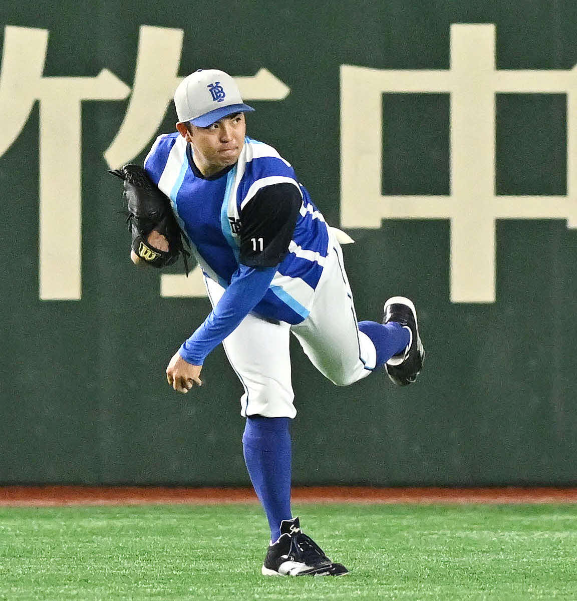 24日、試合前練習のキャッチボールで調整するDeNA東（撮影・滝沢徹郎）