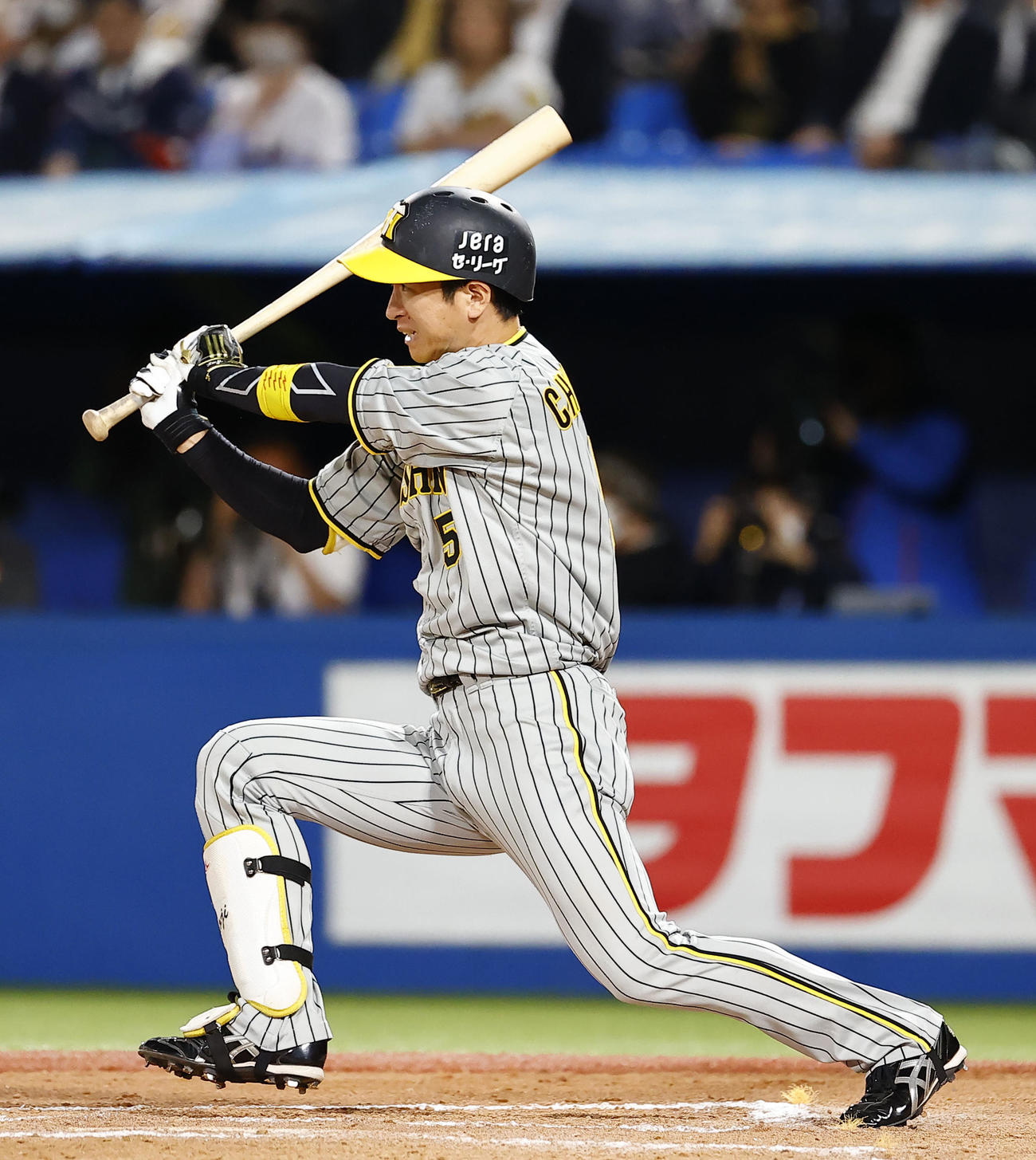 阪神対ヤクルト　6回表阪神2死二、三塁、近本が二塁への適時内野安打を放つ（撮影・藤尾明華）