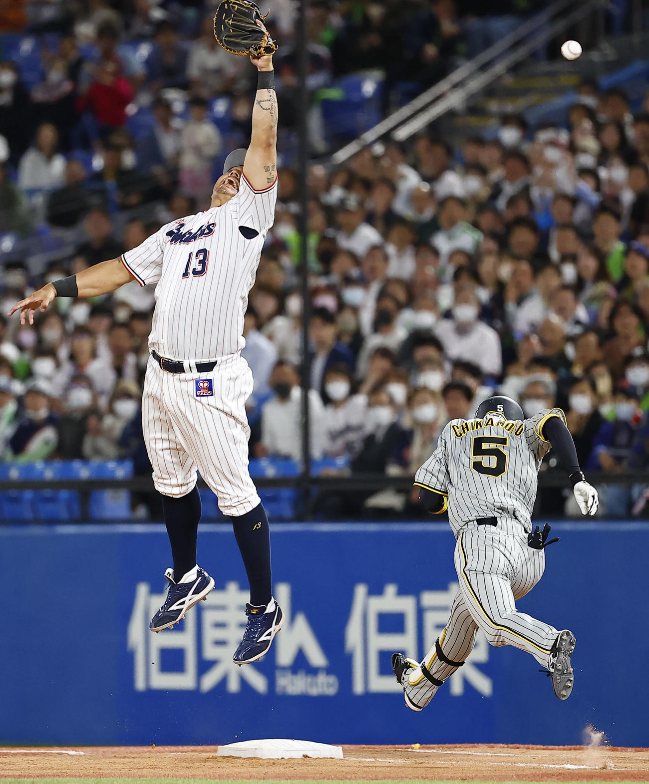 阪神対ヤクルト　6回表阪神2死二、三塁、近本（右）の二塁適時内野安打で二塁手山田の悪送球に飛びつく一塁手オスナ（撮影・藤尾明華）