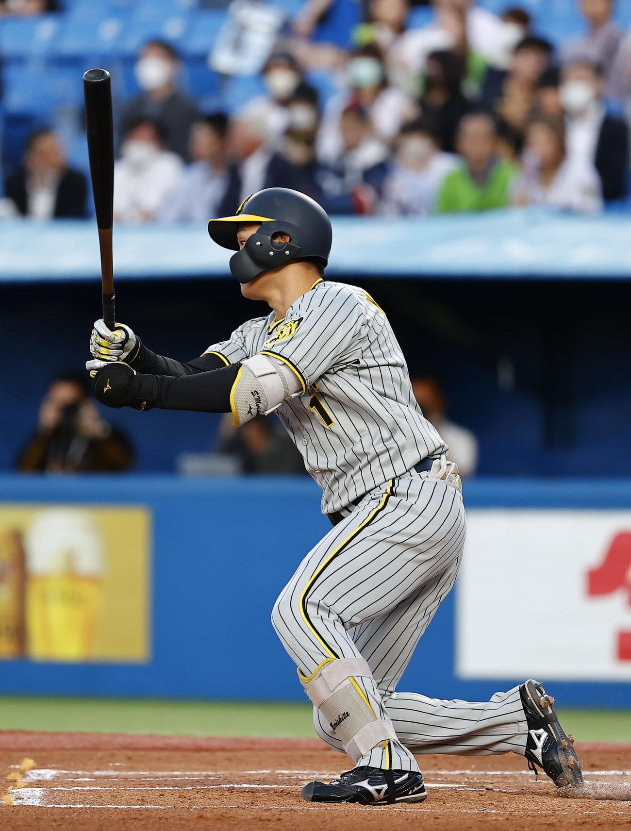 阪神対ヤクルト　2回表阪神1死一塁、森下が中前打を放つ（撮影・藤尾明華）