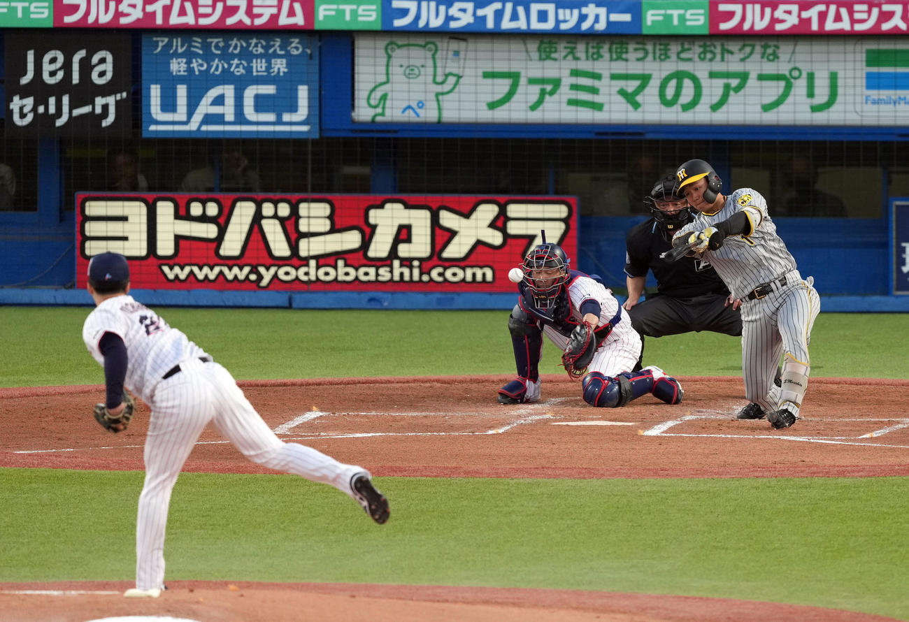 ヤクルト対阪神　2回表阪神1死一塁、中前打を放つ森下。投手吉村（撮影・狩俣裕三）