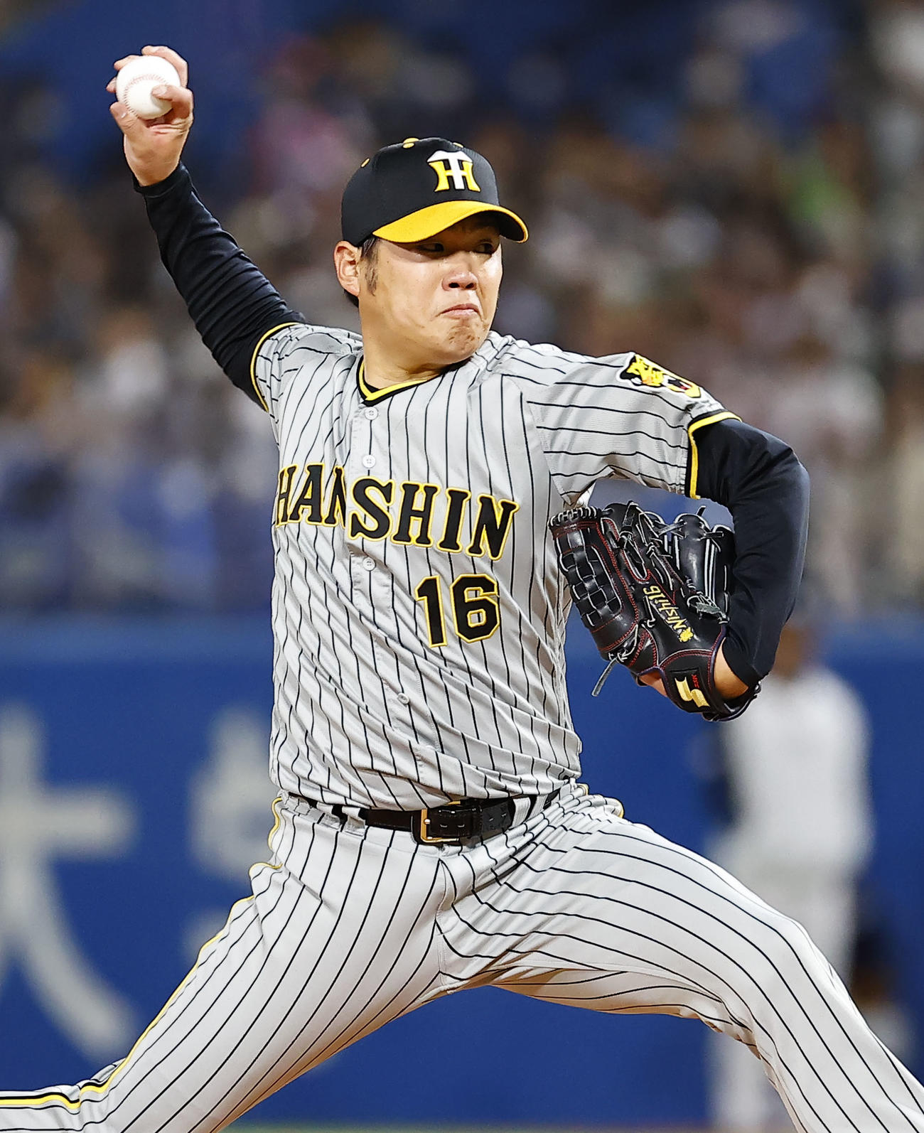 阪神対ヤクルト　6回裏ヤクルト無死二、三塁、力投する阪神西勇（撮影・藤尾明華）