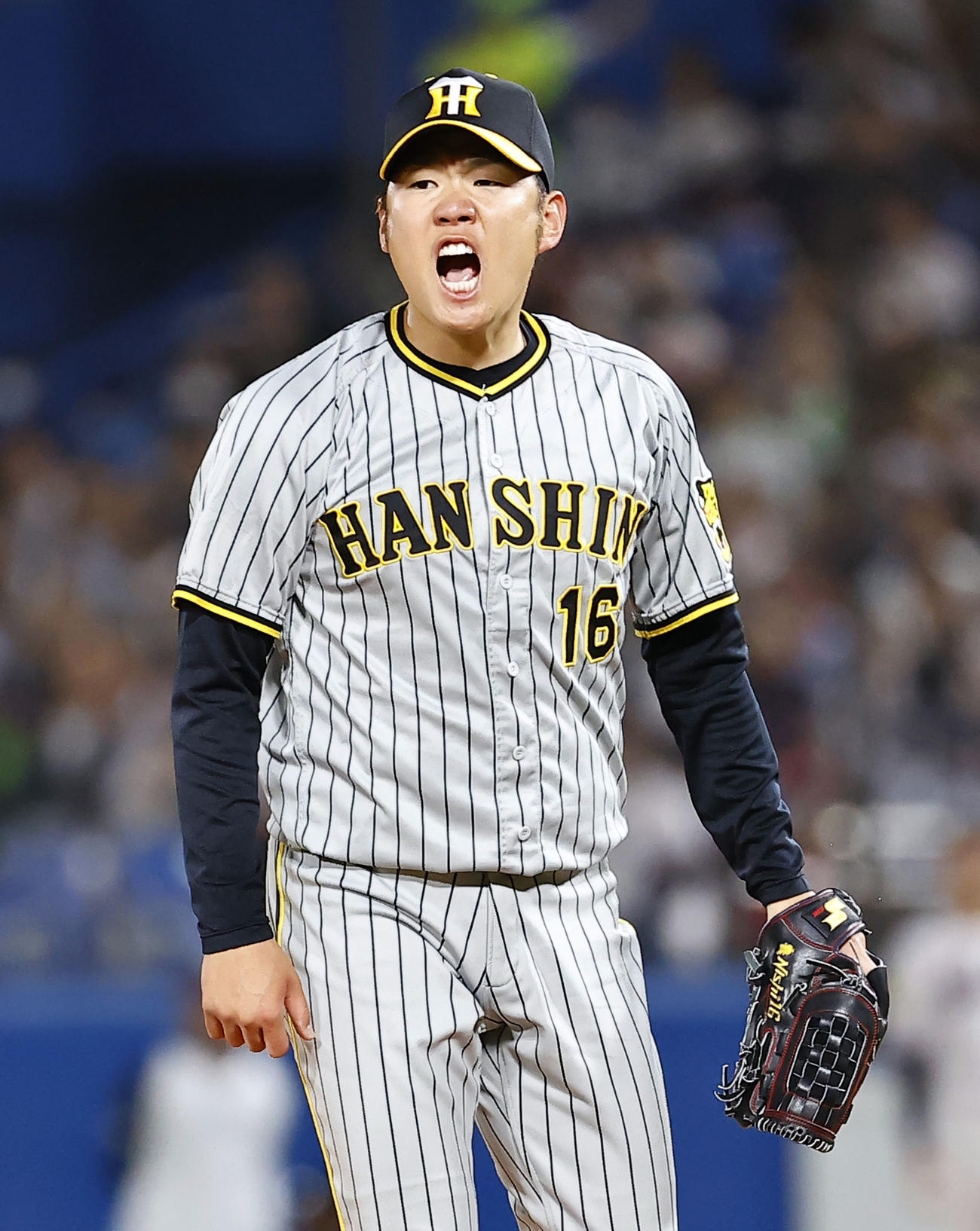 阪神対ヤクルト　6回裏ヤクルト1死二、三塁、長岡を三飛に打ち取り雄たけびを上げる西勇（撮影・藤尾明華）