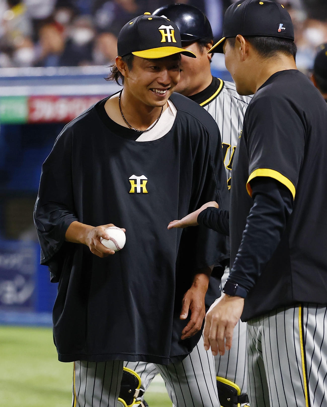 阪神対ヤクルト　ヤクルトに逆転勝利し、ウイニングボールを手に笑顔を見せる阪神島本（撮影・藤尾明華）