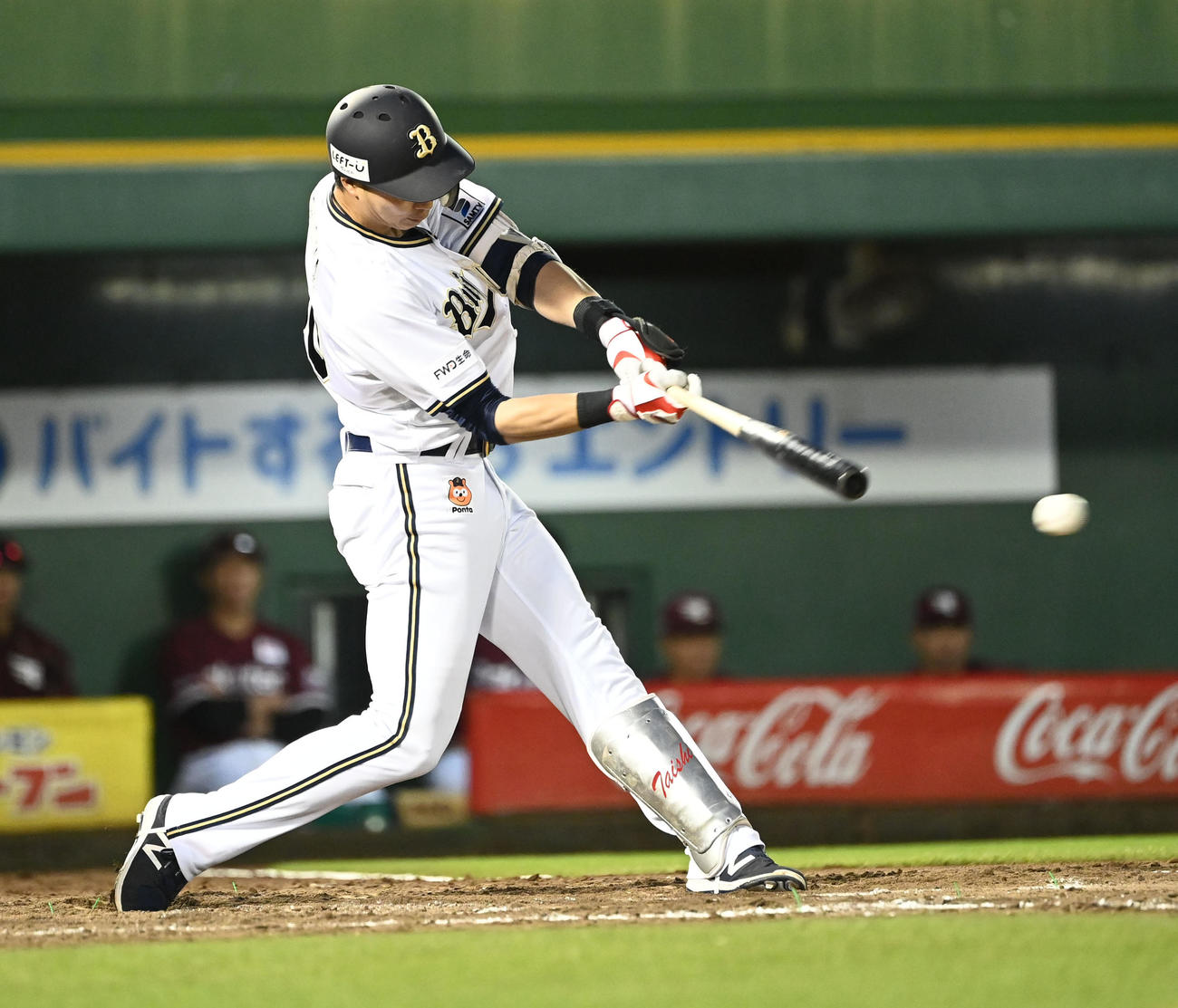 オリックス対楽天　4回裏オリックス2死二塁、三塁強襲の内野安打を放つ広岡（撮影・和賀正仁）