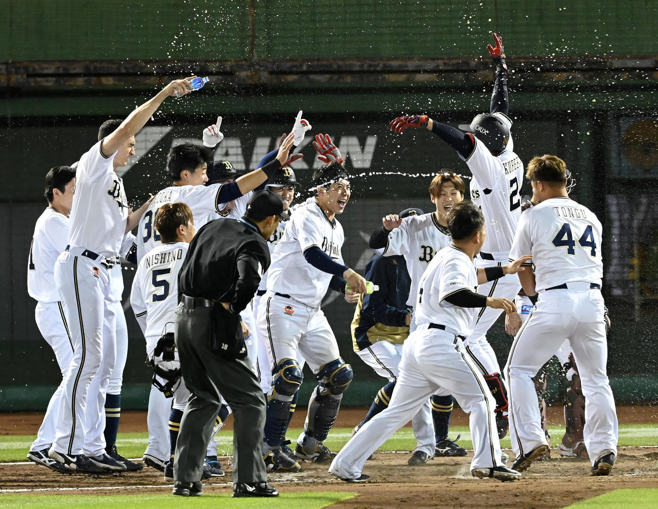 オリックス対楽天　9回裏オリックス1死一塁、紅林（右から2人目）は左越え逆転サヨナラ2点本塁打を放ちナインの祝福を受ける（撮影・前岡正明）