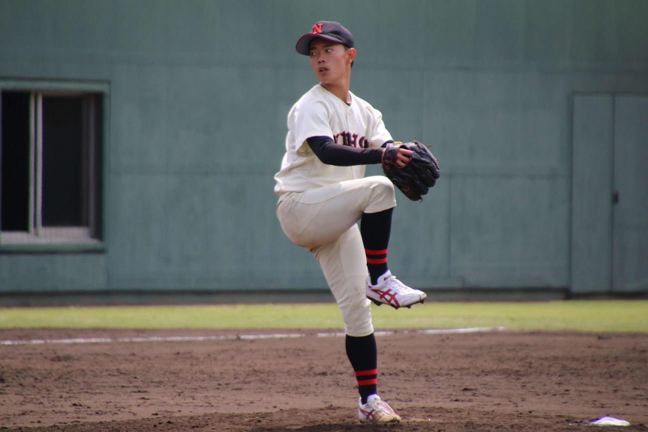 駒大ー日大　9回を5安打無失点に抑え、初完封勝利を納めた日大・先発の坂尾（撮影・保坂淑子）