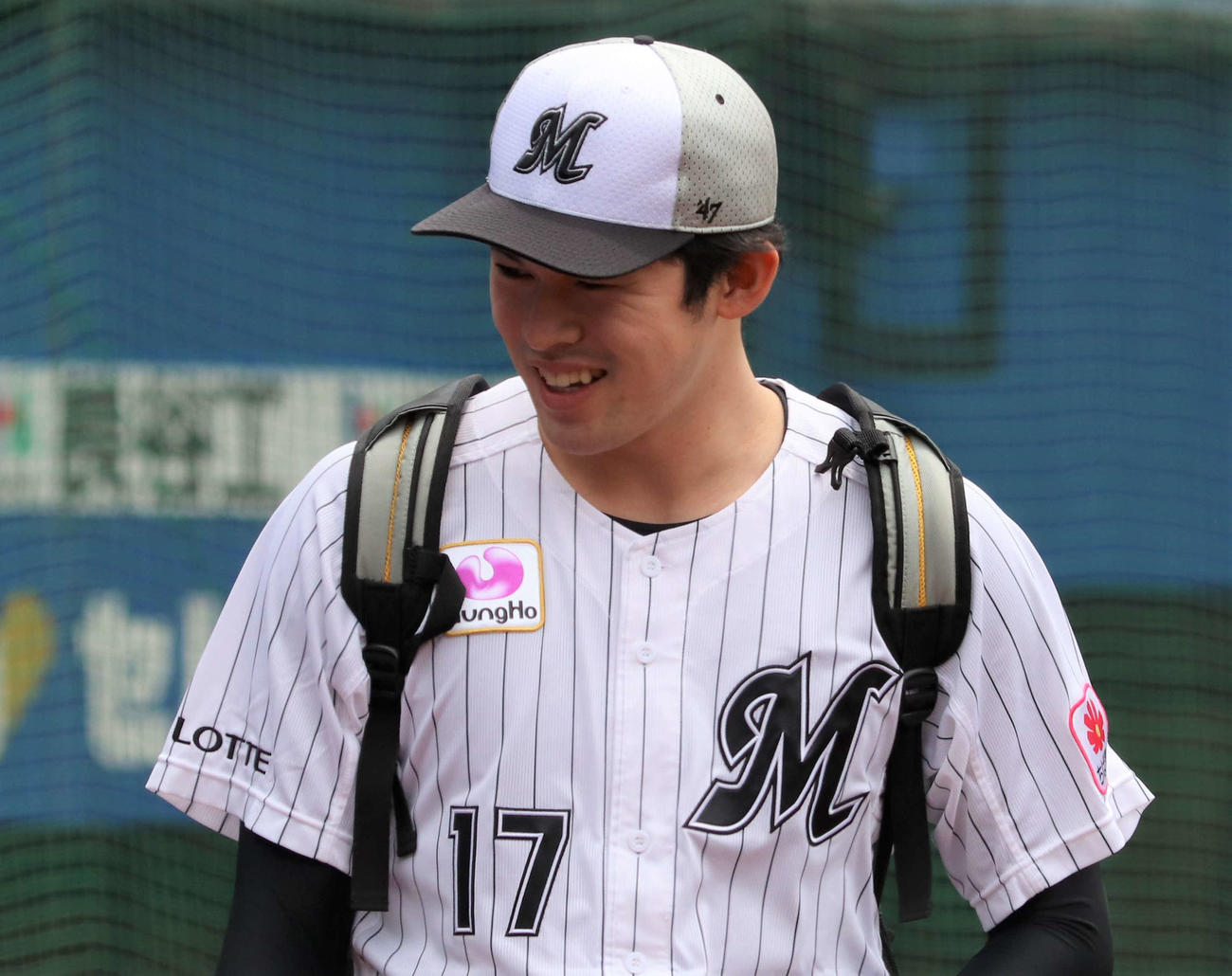 練習に姿を見せ、笑顔のロッテ佐々木朗（撮影・村山玄）