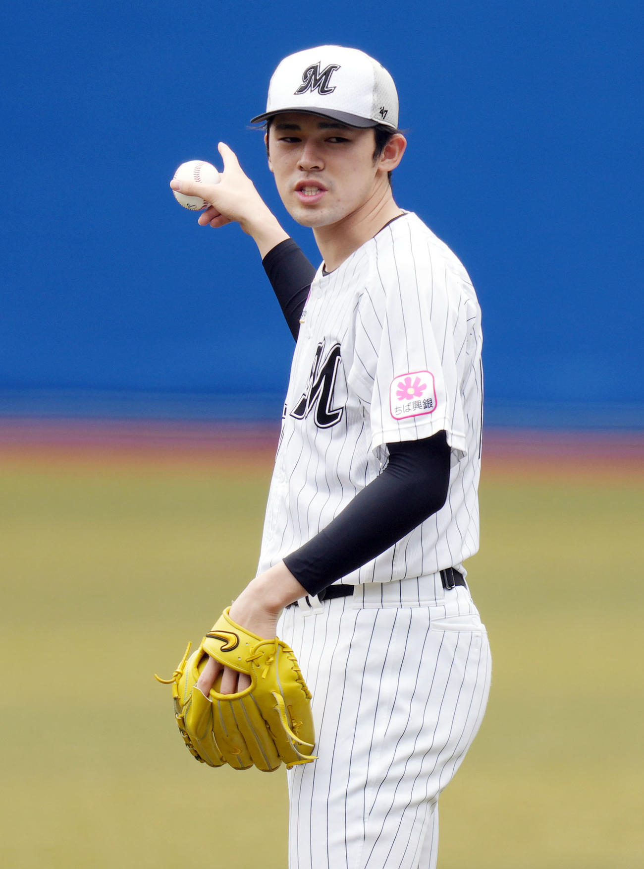 練習で笑顔を見せるロッテ佐々木朗（撮影・狩俣裕三）