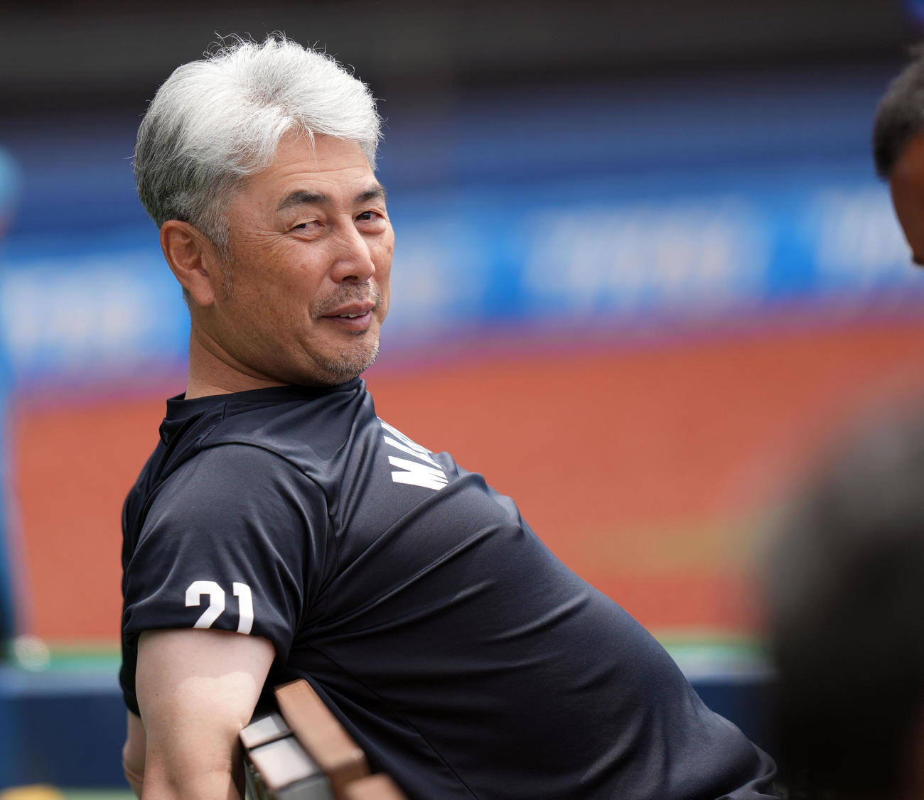 練習を見つめるロッテ吉井監督（撮影・狩俣裕三）
