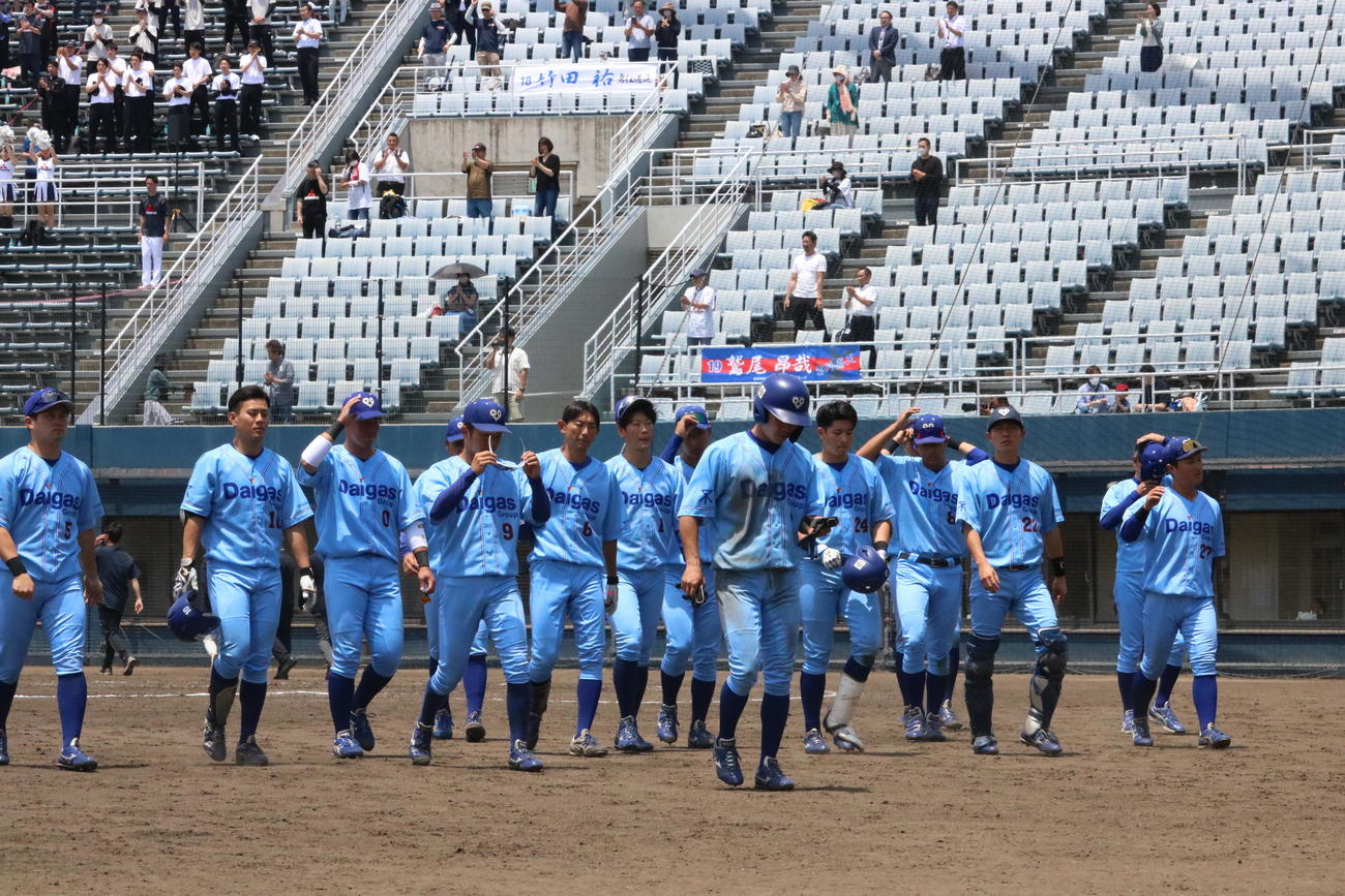 三菱重工West対大阪ガス　試合に敗れて肩を落としながら引き揚げる大阪ガスナイン（撮影・林亮佑）
