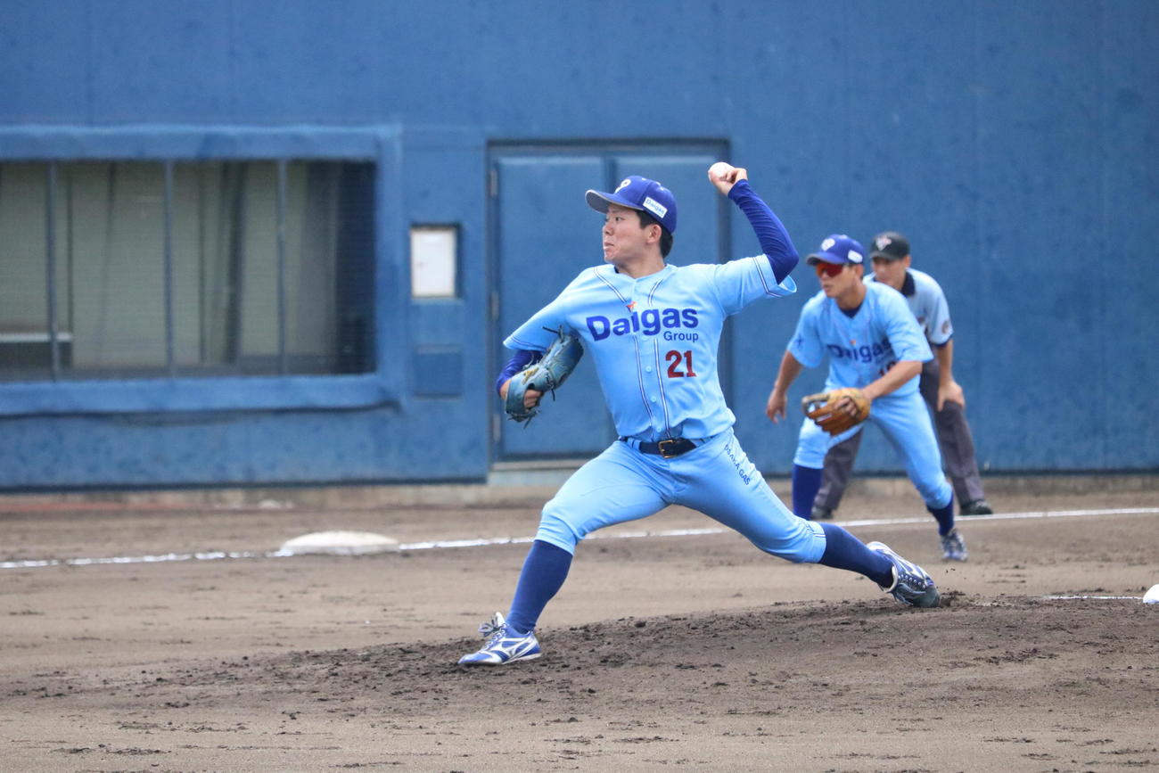 三菱重工West対大阪ガス　大阪ガス先発の秋山遼太郎投手（26＝福岡大）（撮影・林亮佑）