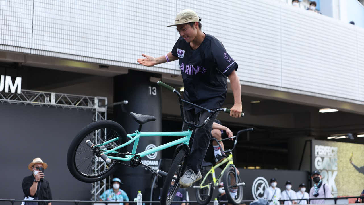 昨年、BMXのパフォーマンスを披露した荘司ゆう選手（球団提供）