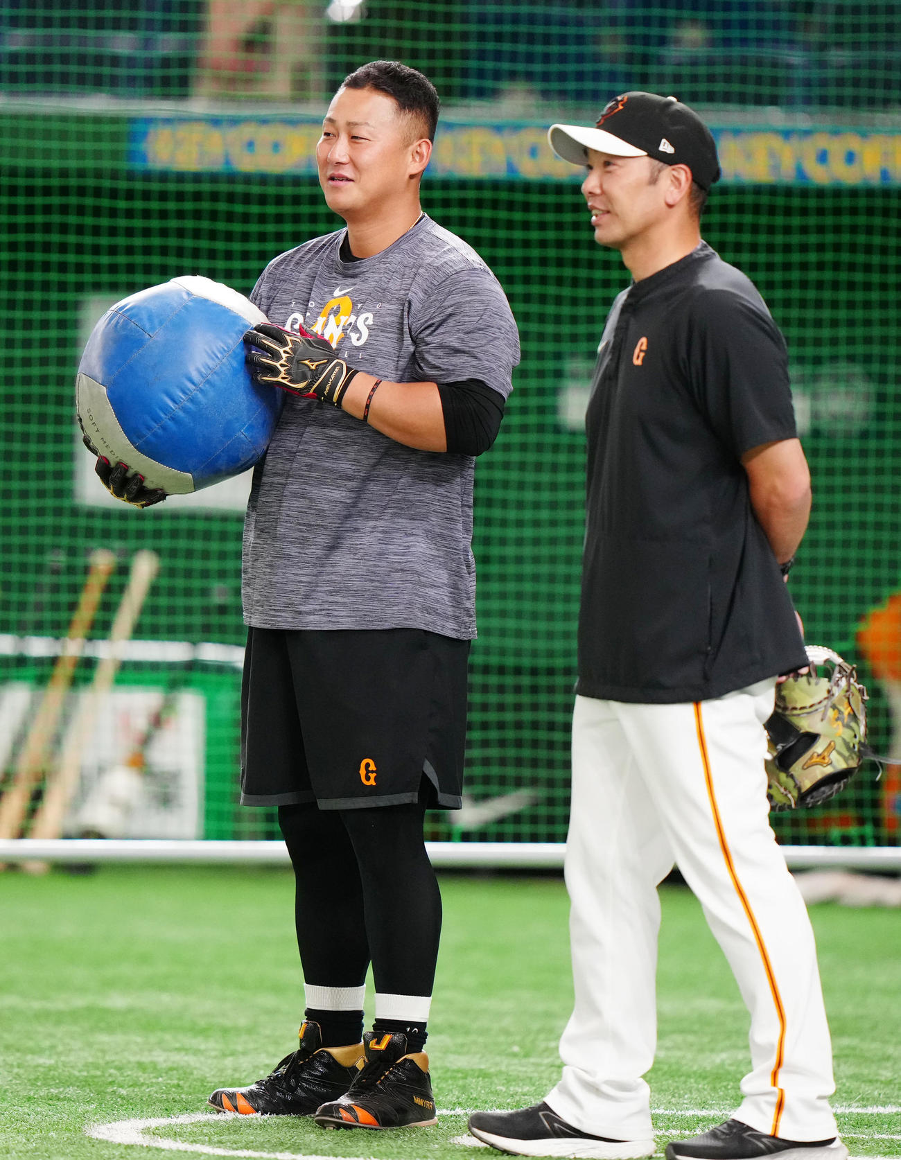 巨人対DeNA　試合前練習中、巨人阿部ヘッド兼バッテリーコーチ（右）と言葉を交わす中田翔（撮影・江口和貴）