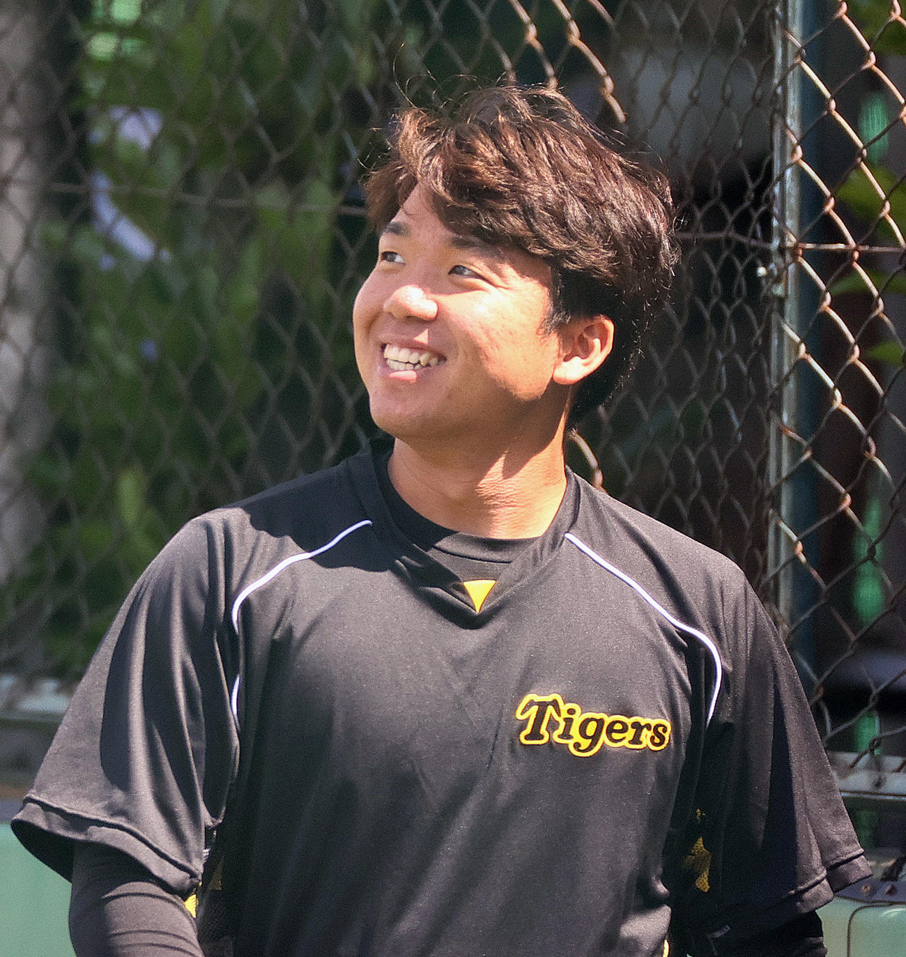 鳴尾浜で笑顔を見せる村上頌樹（2023年5月24日撮影）