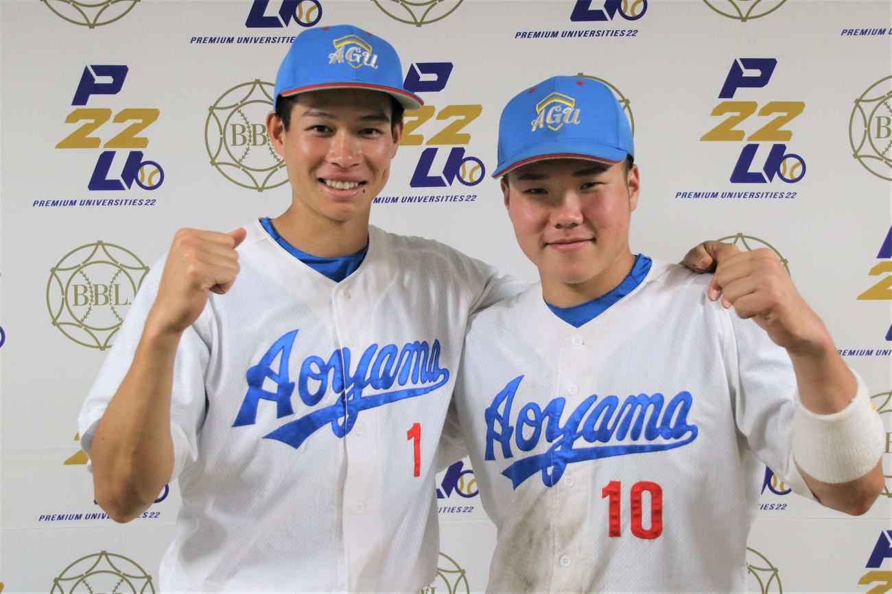 亜大－青学大　春季リーグ戦完全優勝を達成して喜ぶ（写真左から）青学大・主将の中島大輔と打点王に輝いた小田（撮影・保坂淑子）