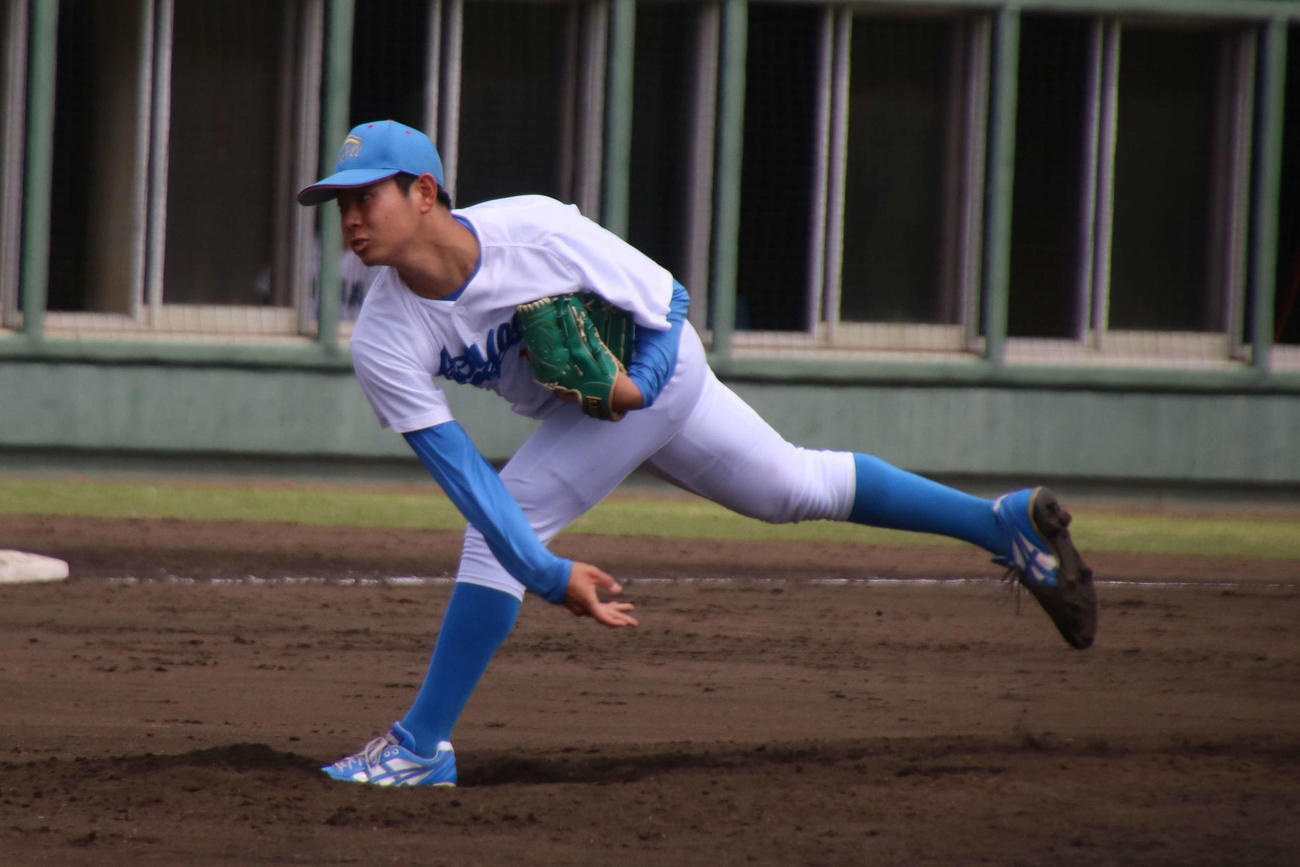 亜大－青学大　7回から登板し、3回を無安打無失点に抑える好救援の青学大・下村（撮影・保坂淑子）