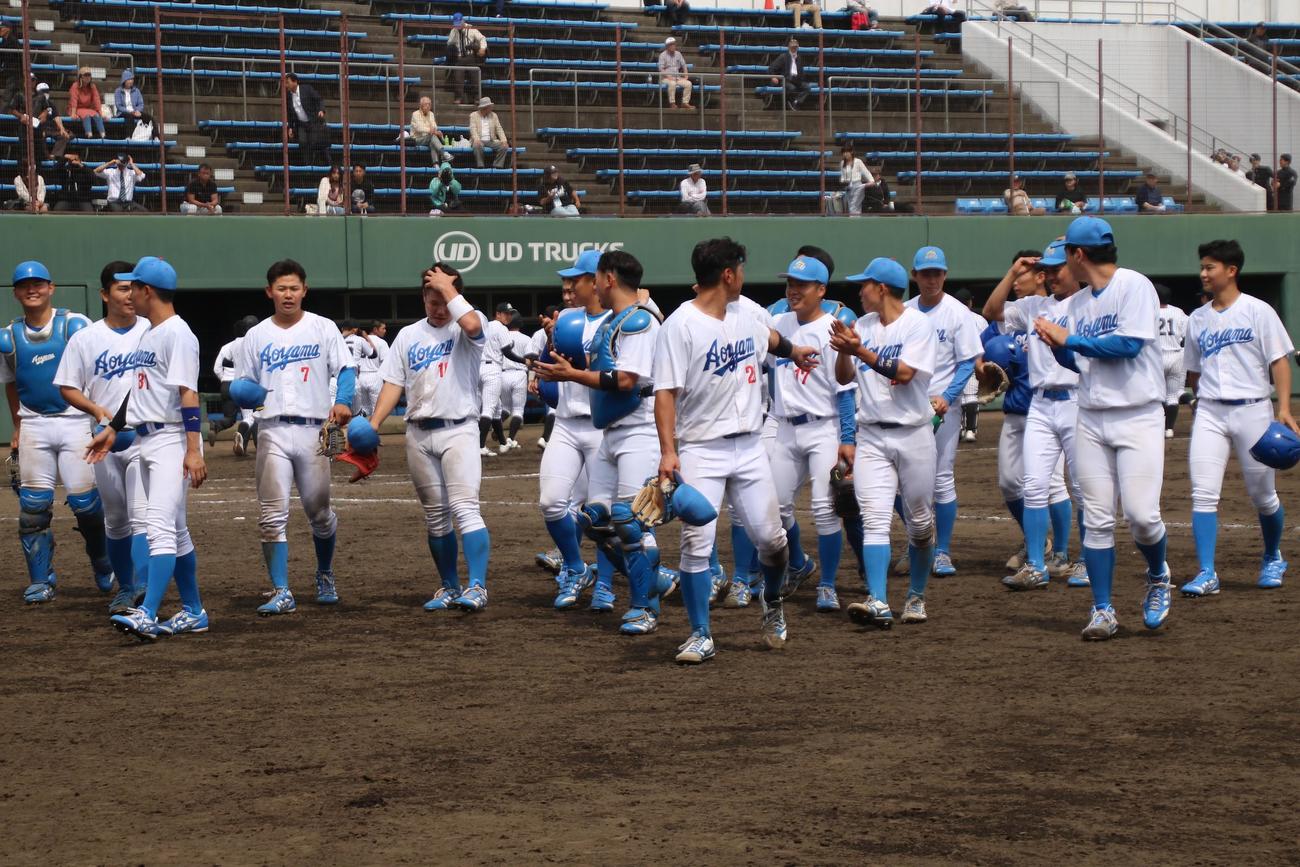 亜大－青学大　完全優勝で今季リーグ戦を終え、喜ぶ選手たち（撮影・保坂淑子）