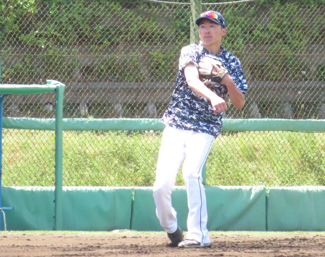 右手小指のテーピングを外して練習する西武源田（撮影＝23年5月9日）
