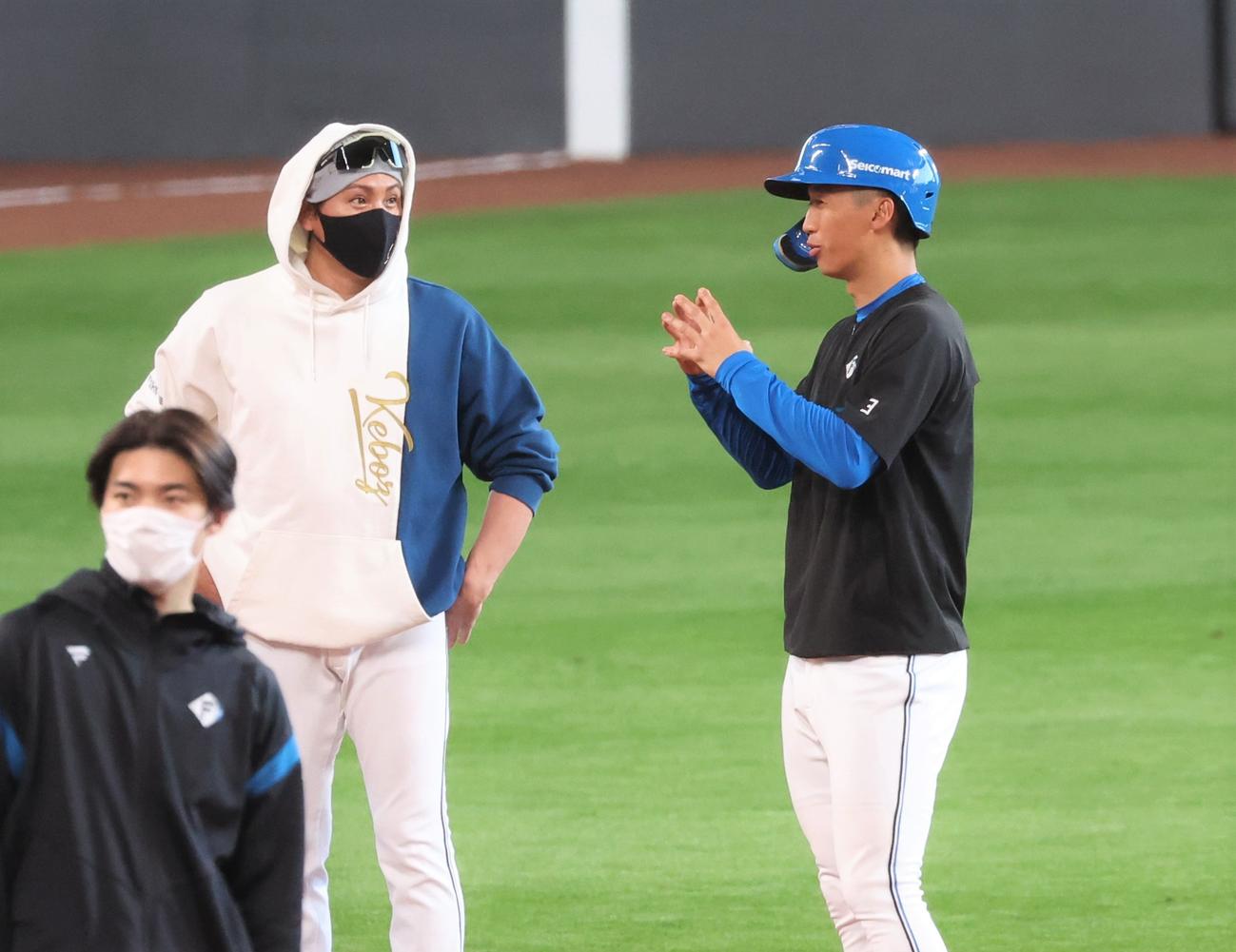 日本ハム対ソフトバンク　1軍に合流し新庄監督と話す加藤豪（撮影・黒川智章）