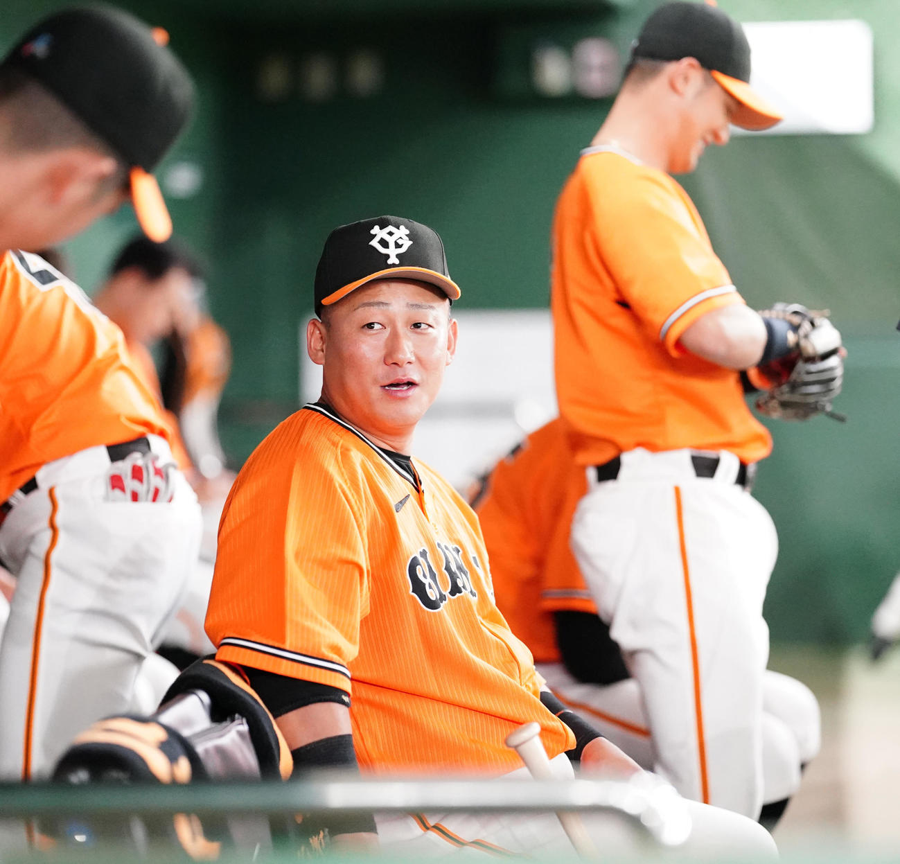 巨人対DeNA　試合前、ベンチに座る巨人中田翔（撮影・江口和貴）