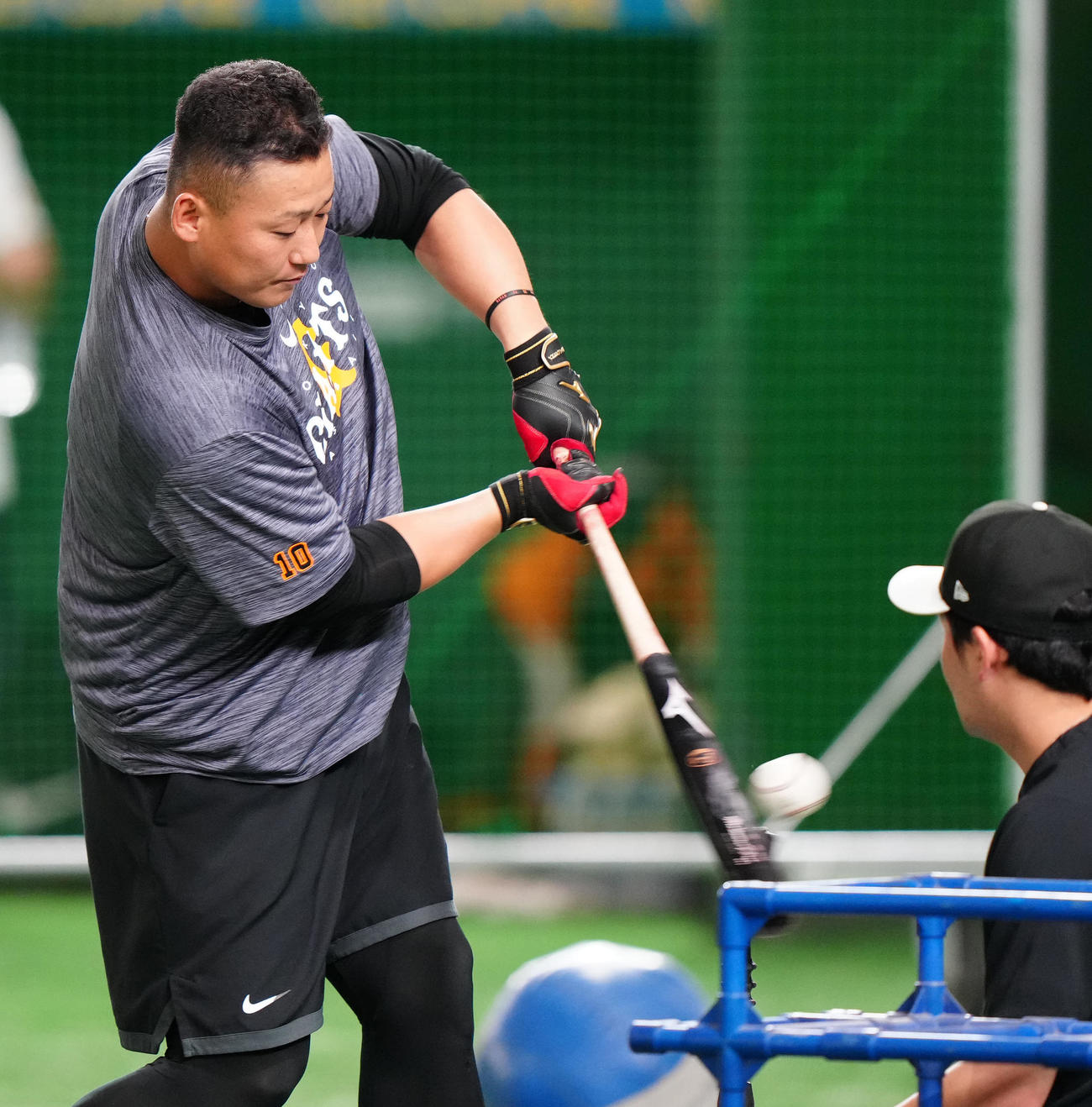 巨人対DeNA　試合前練習に臨む巨人中田翔（撮影・江口和貴）