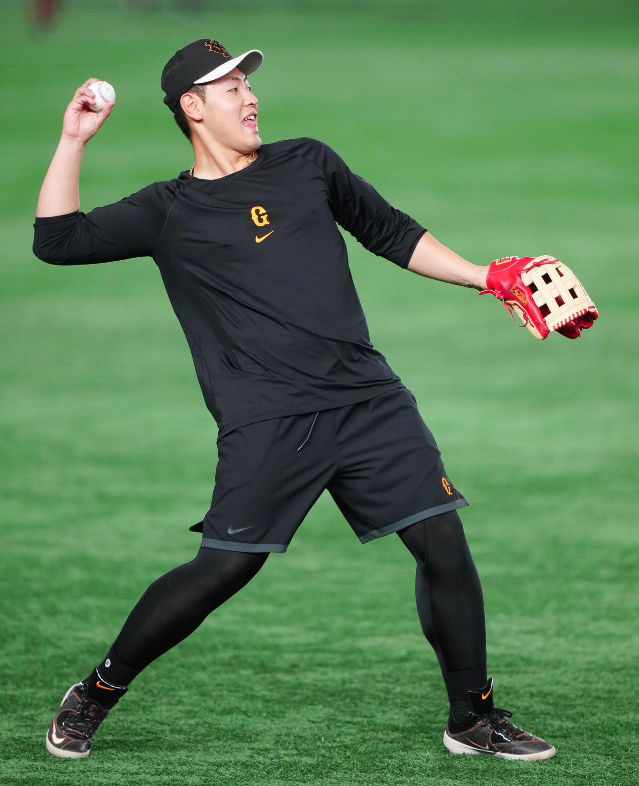 巨人対DeNA　試合前、左翼で守備練習を行う巨人岡本和（撮影・江口和貴）