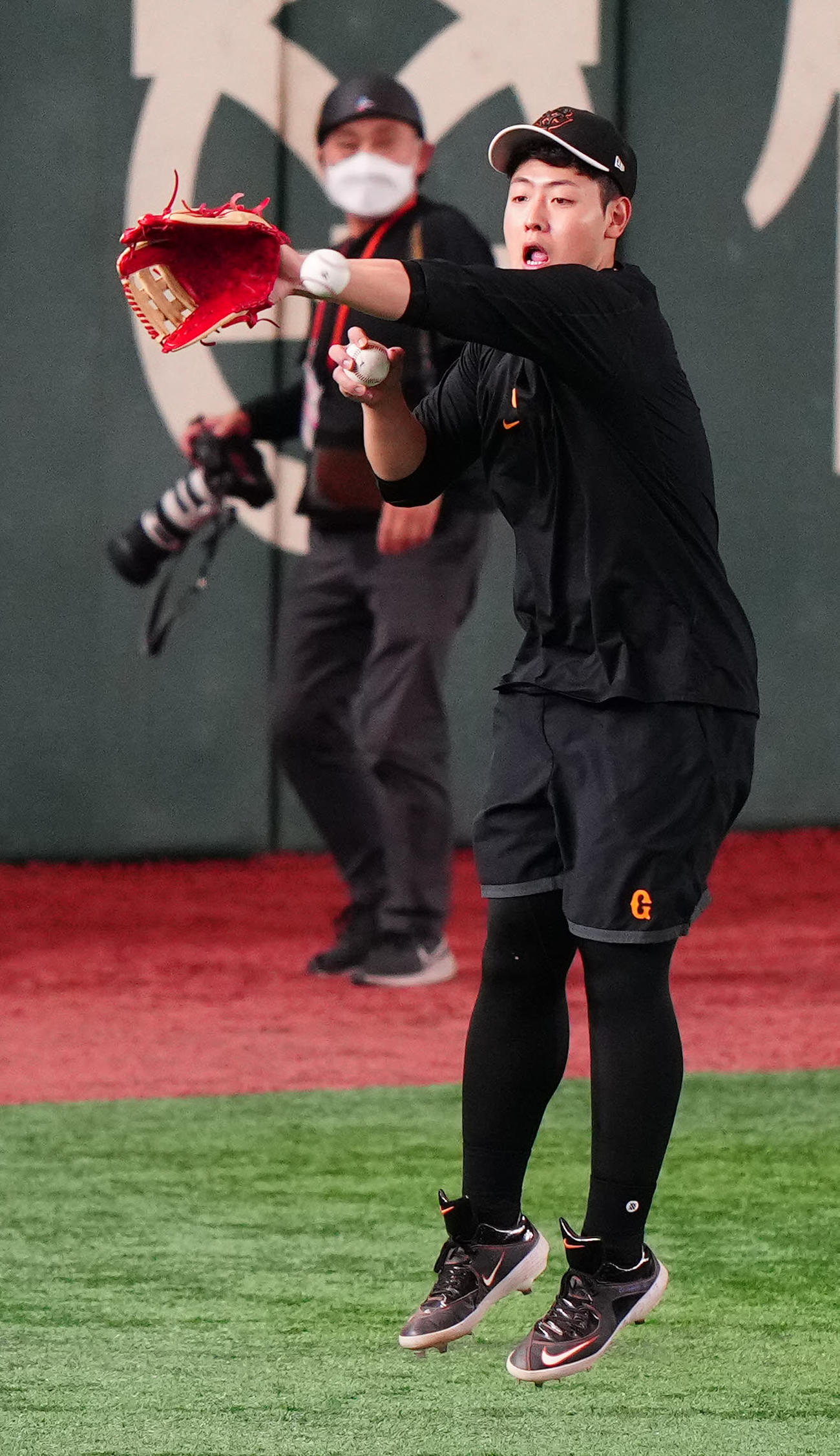 巨人対DeNA　試合前、左翼で守備練習を行う巨人岡本和（撮影・江口和貴）