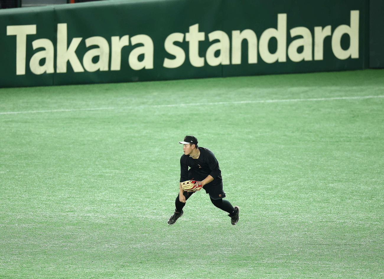 巨人対DeNA　試合前、左翼で守備練習する巨人岡本和（撮影・河田真司）