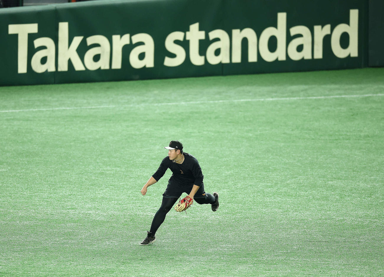 巨人対DeNA　試合前、左翼で守備練習する巨人岡本和（撮影・河田真司）