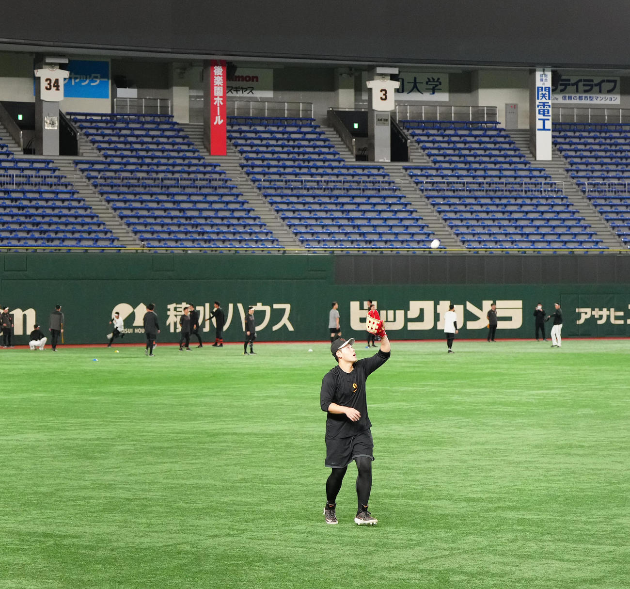 巨人対DeNA　試合前、左翼で守備練習を行う巨人岡本和（撮影・江口和貴）