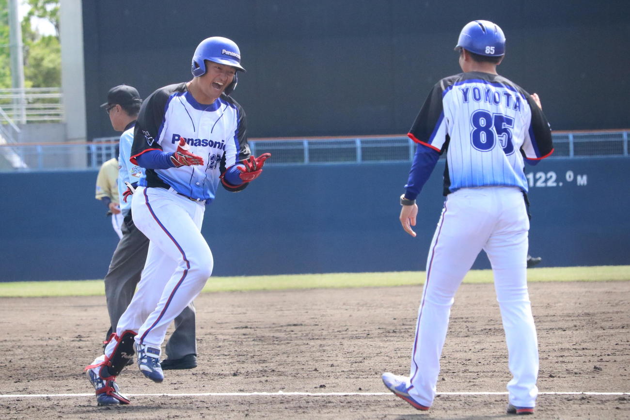 パナソニック対NTT西日本　5回裏1死走者なし、パナソニックの久保田拓真捕手（23＝関大）はソロ本塁打を放ち、三塁コーチと手を合わせる（撮影・林亮佑）＝2023年5月25日、大阪シティ信用金庫スタジアム