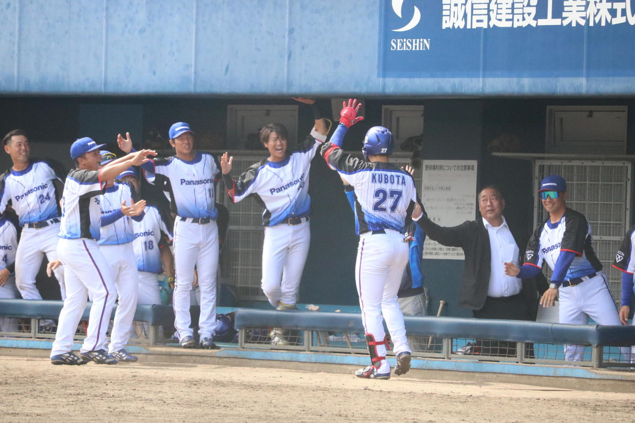 パナソニック対NTT西日本　5回裏1死走者なし、パナソニックの久保田拓真捕手（23＝関大）はソロ本塁打を放ち、ベンチでハイタッチする（撮影・林亮佑）＝2023年5月25日、大阪シティ信用金庫スタジアム