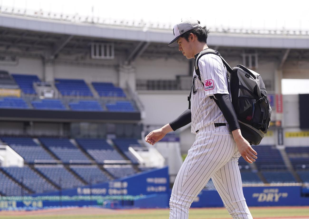 練習を終え、グラウンドを引き揚げるロッテ佐々木朗（撮影・狩俣裕三）