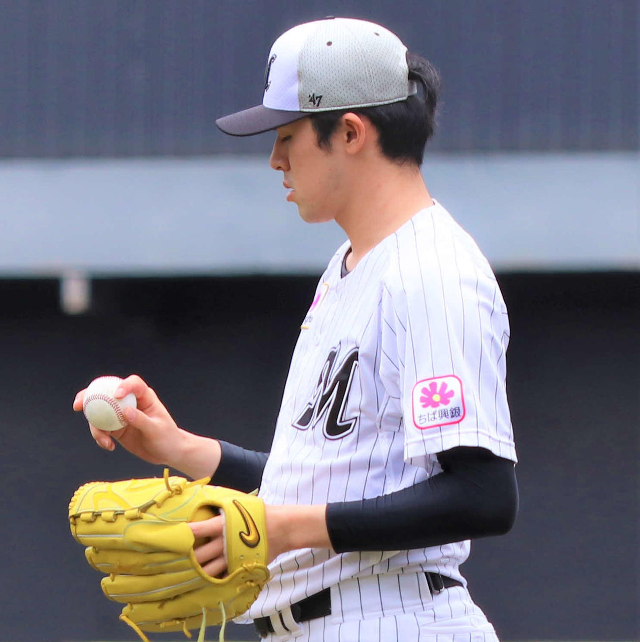 右手中指マメの影響で登板間隔を空けている佐々木は復帰に向けフォークボールの感触を確かめる（撮影・黒須亮）