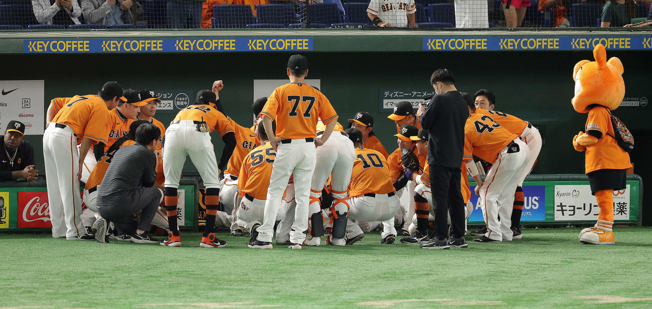 巨人対DeNA　試合前円陣を組む巨人ナイン（撮影・河田真司）