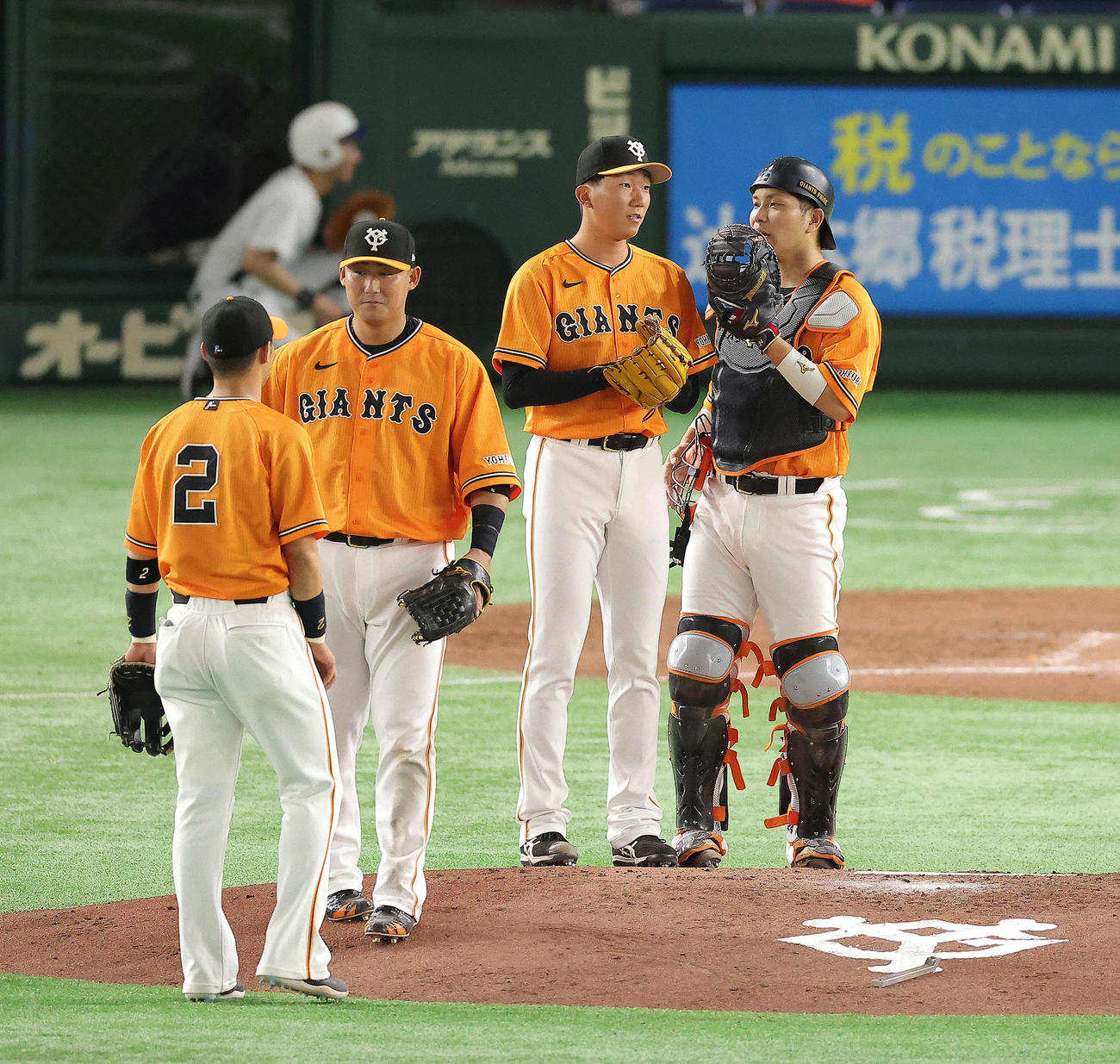 巨人対DeNA 5回表DeNA2死、3番手でマウンドに上がる田中千（右から2人目）（撮影・河田真司）