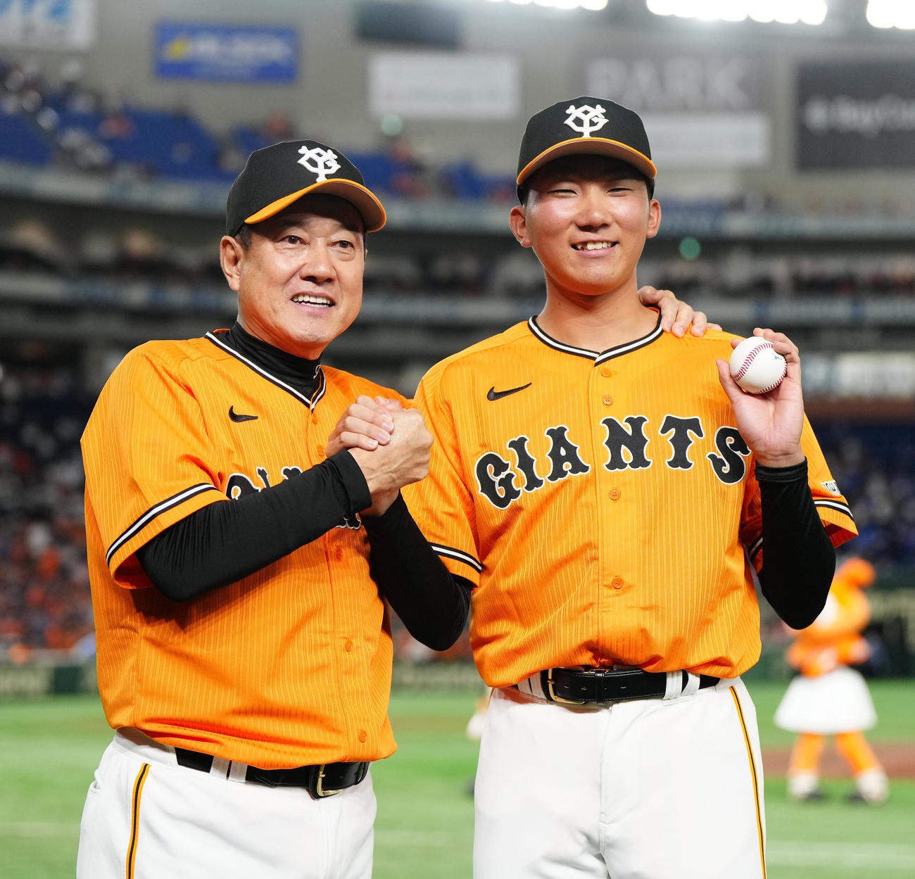 巨人対DeNA　プロ初勝利を挙げ、巨人原監督（左）と写真に納まる田中千（撮影・江口和貴）