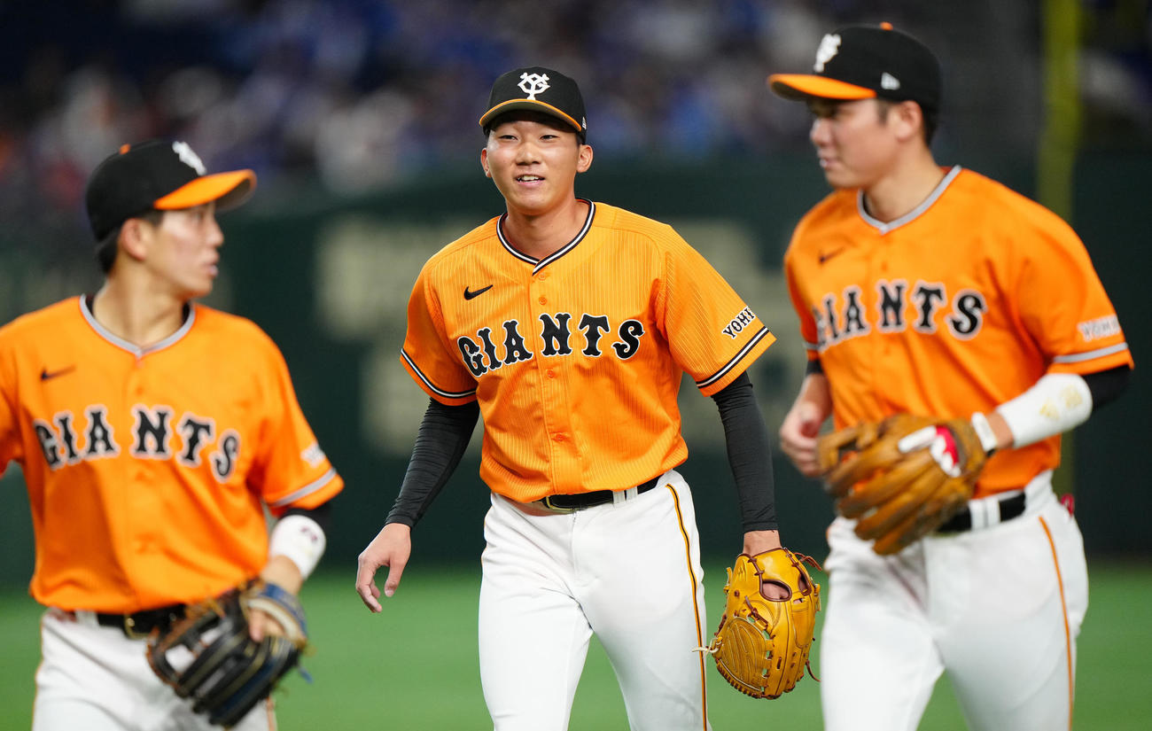 巨人対DeNA 5回表終了後、ベンチに引き揚げる巨人3番手の田中千（中央）（撮影・江口和貴）